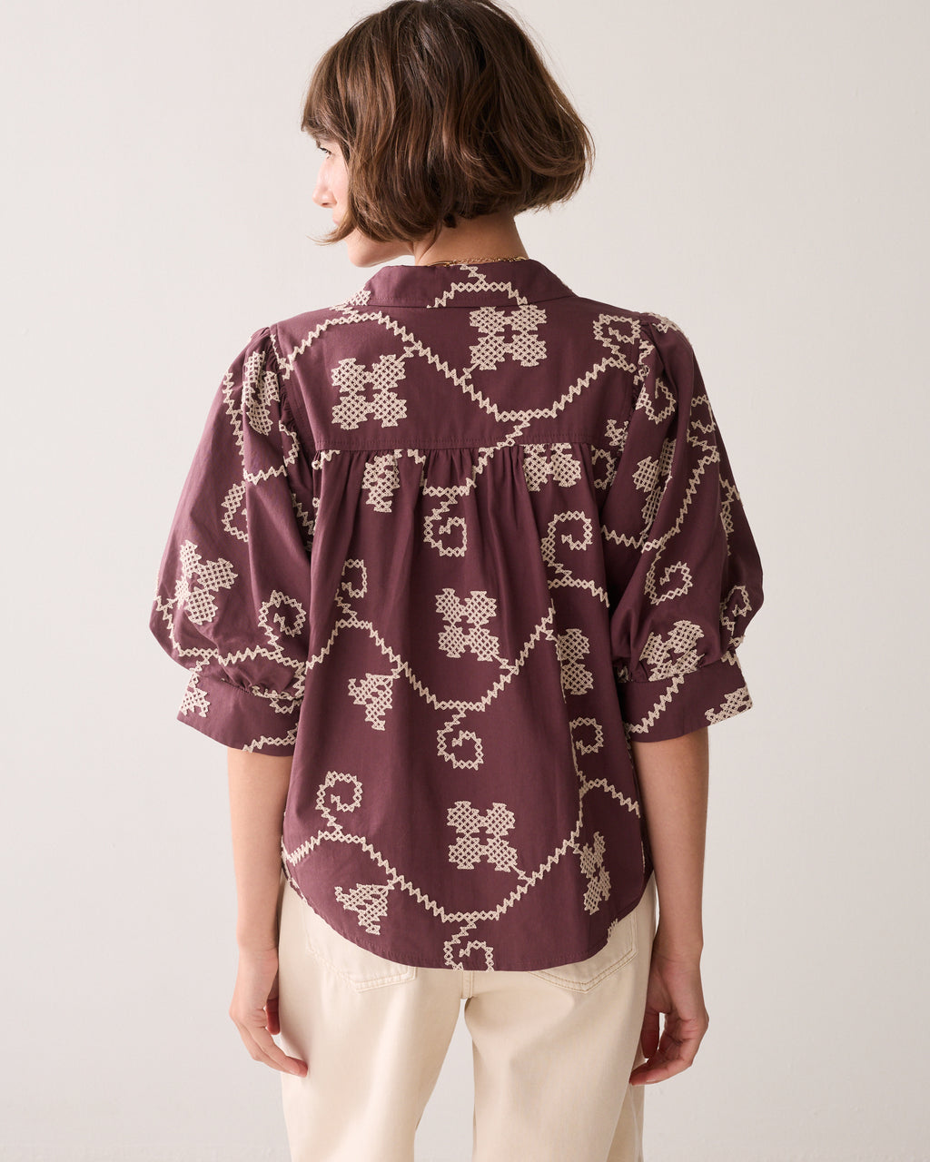 Geborduurde blouse contrast