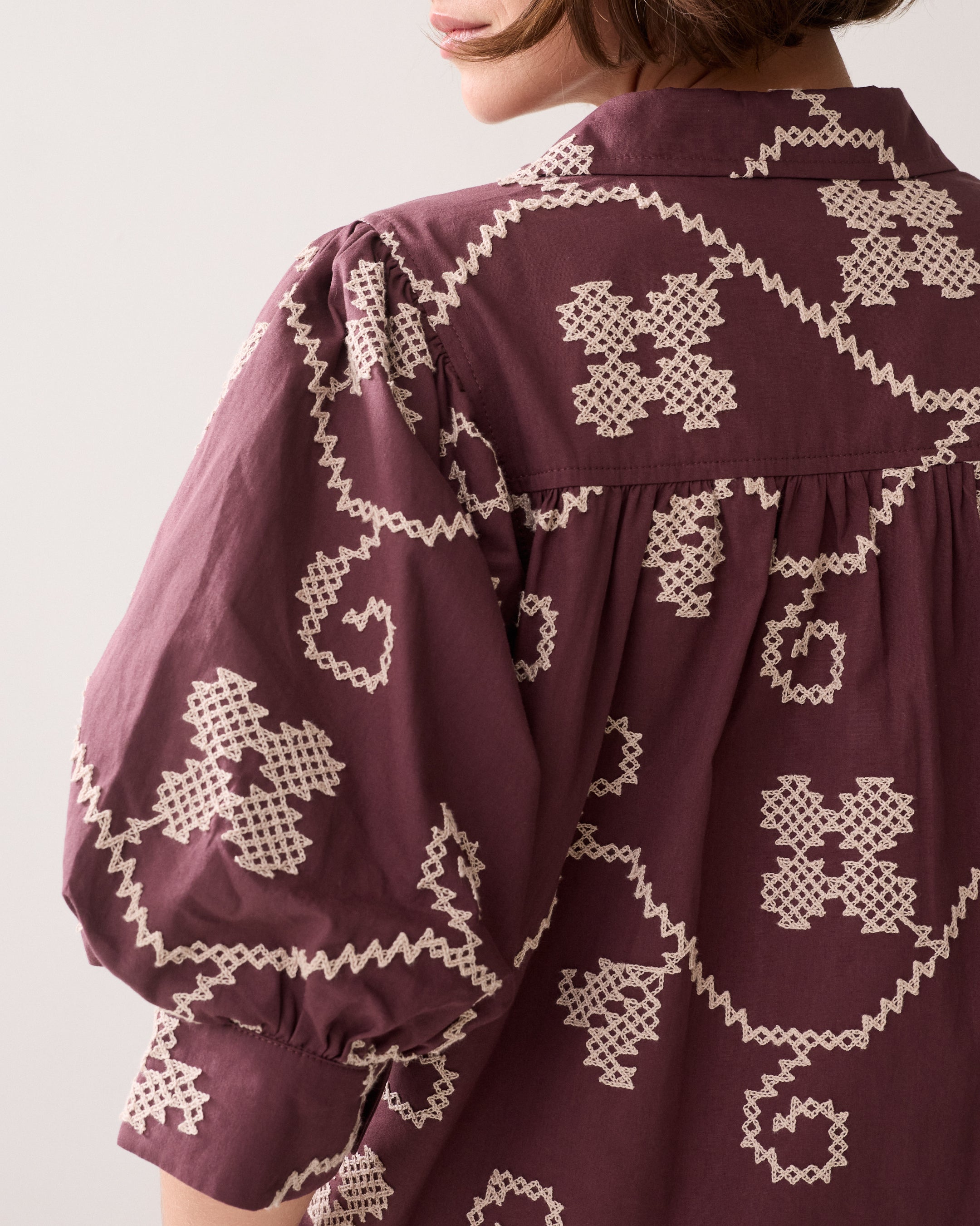 Geborduurde blouse contrast