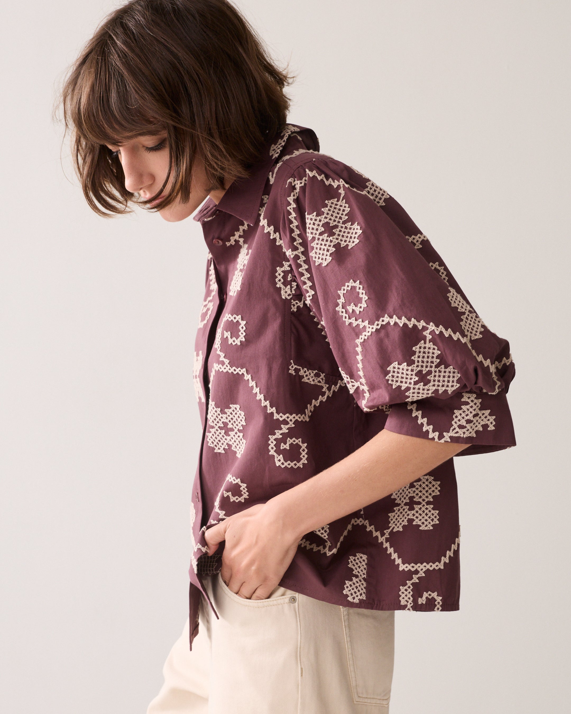Geborduurde blouse contrast
