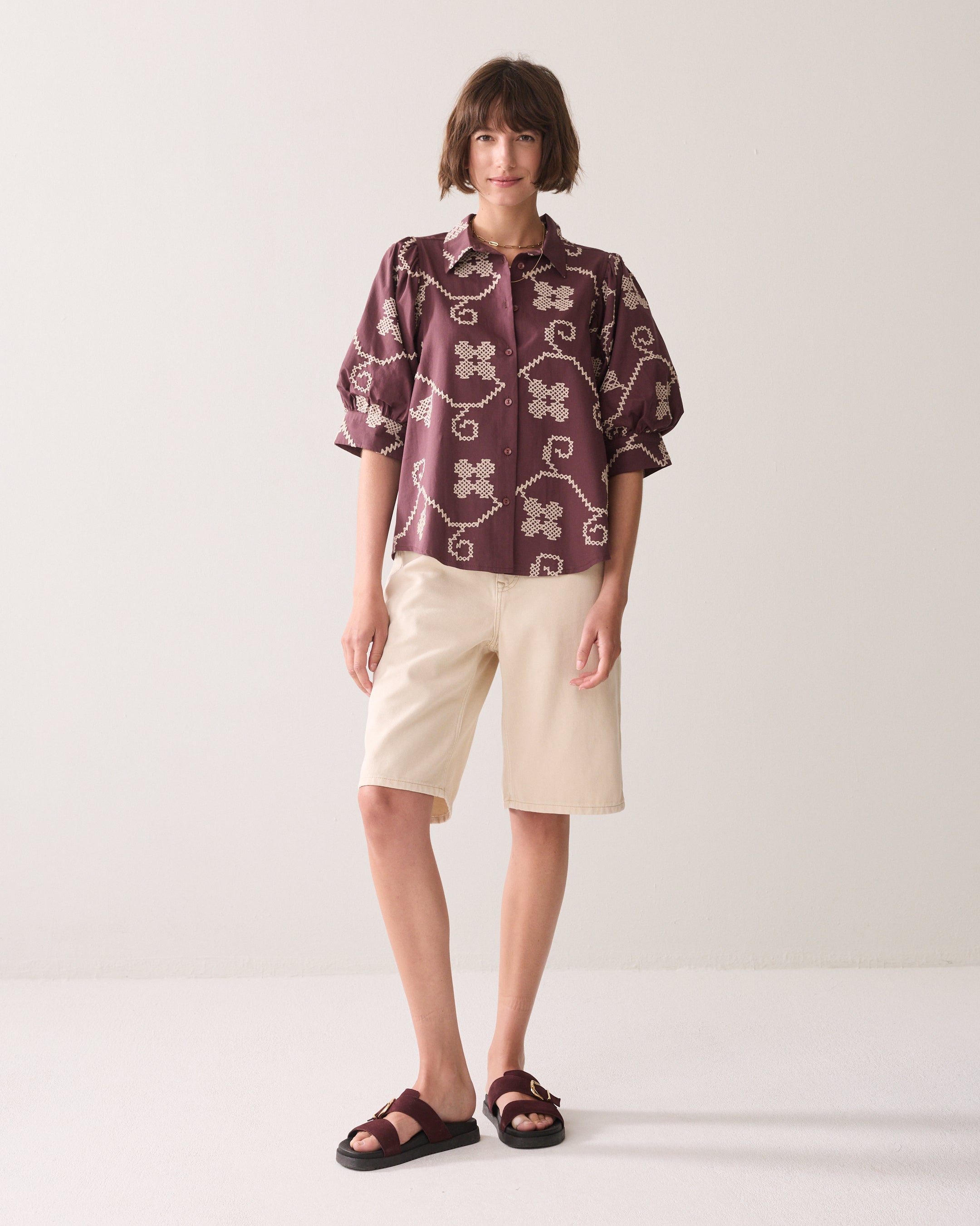 Geborduurde blouse contrast