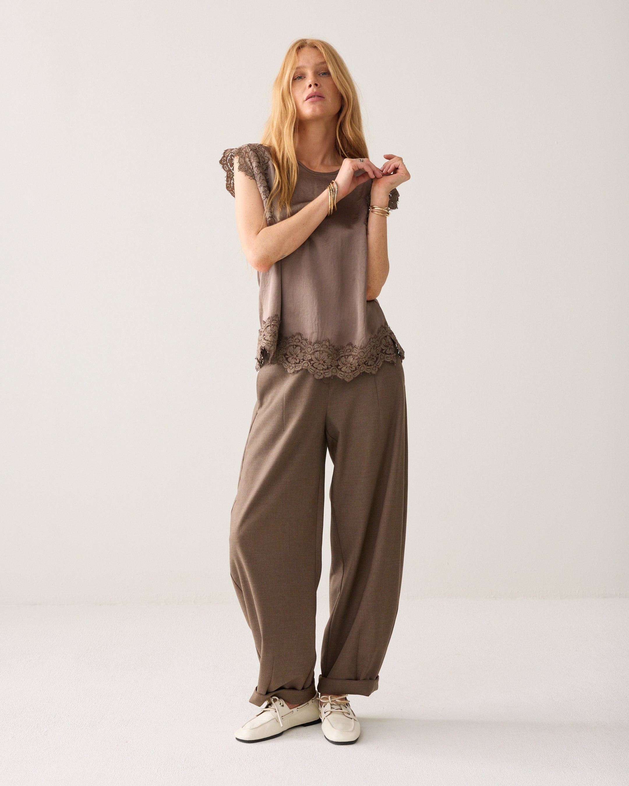 Sleeveless top with lace