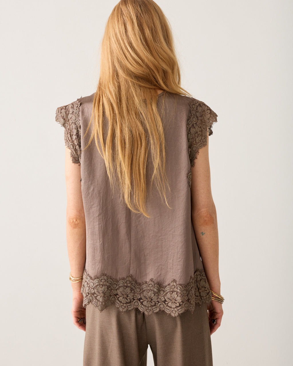 Sleeveless top with lace