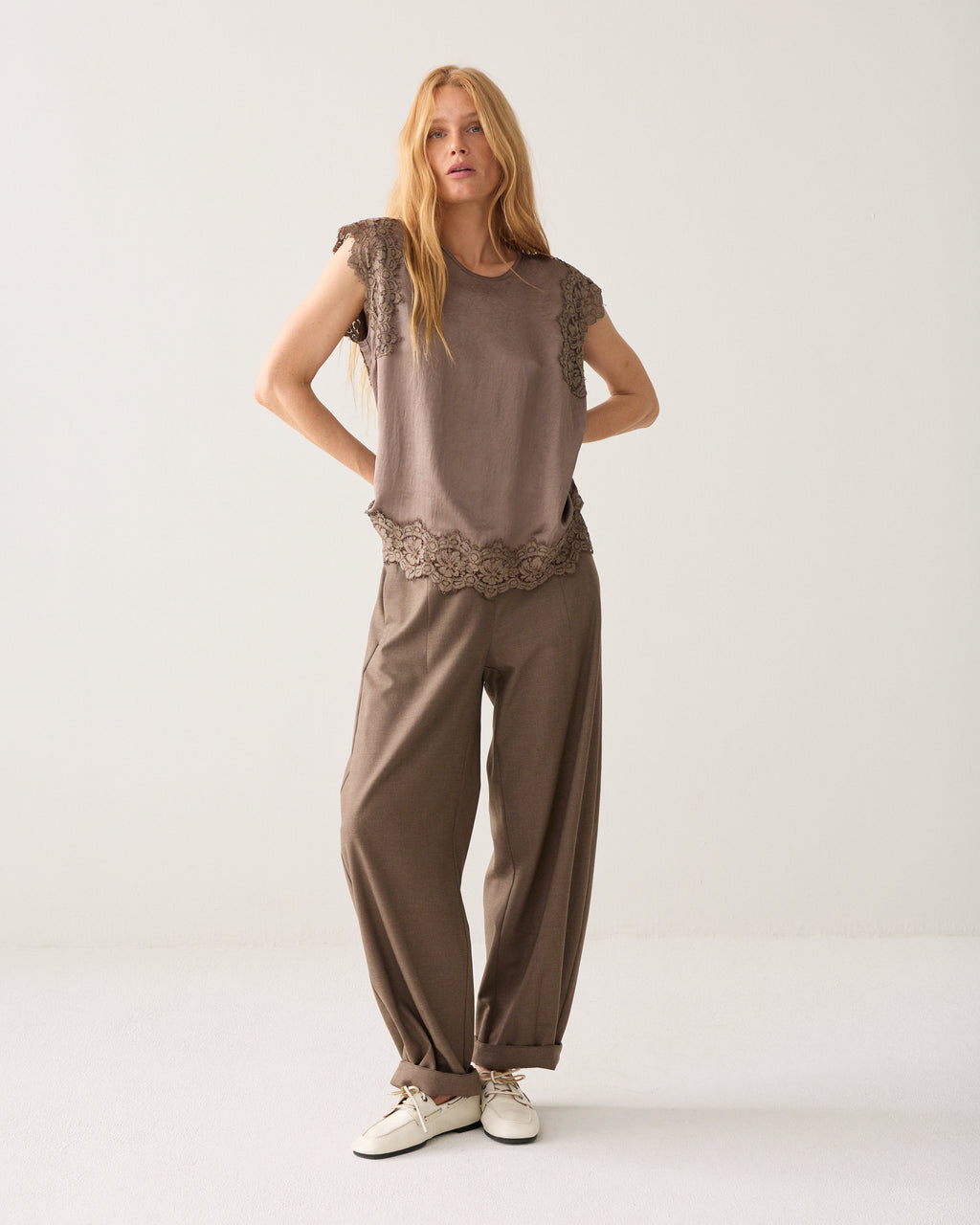 Sleeveless top with lace