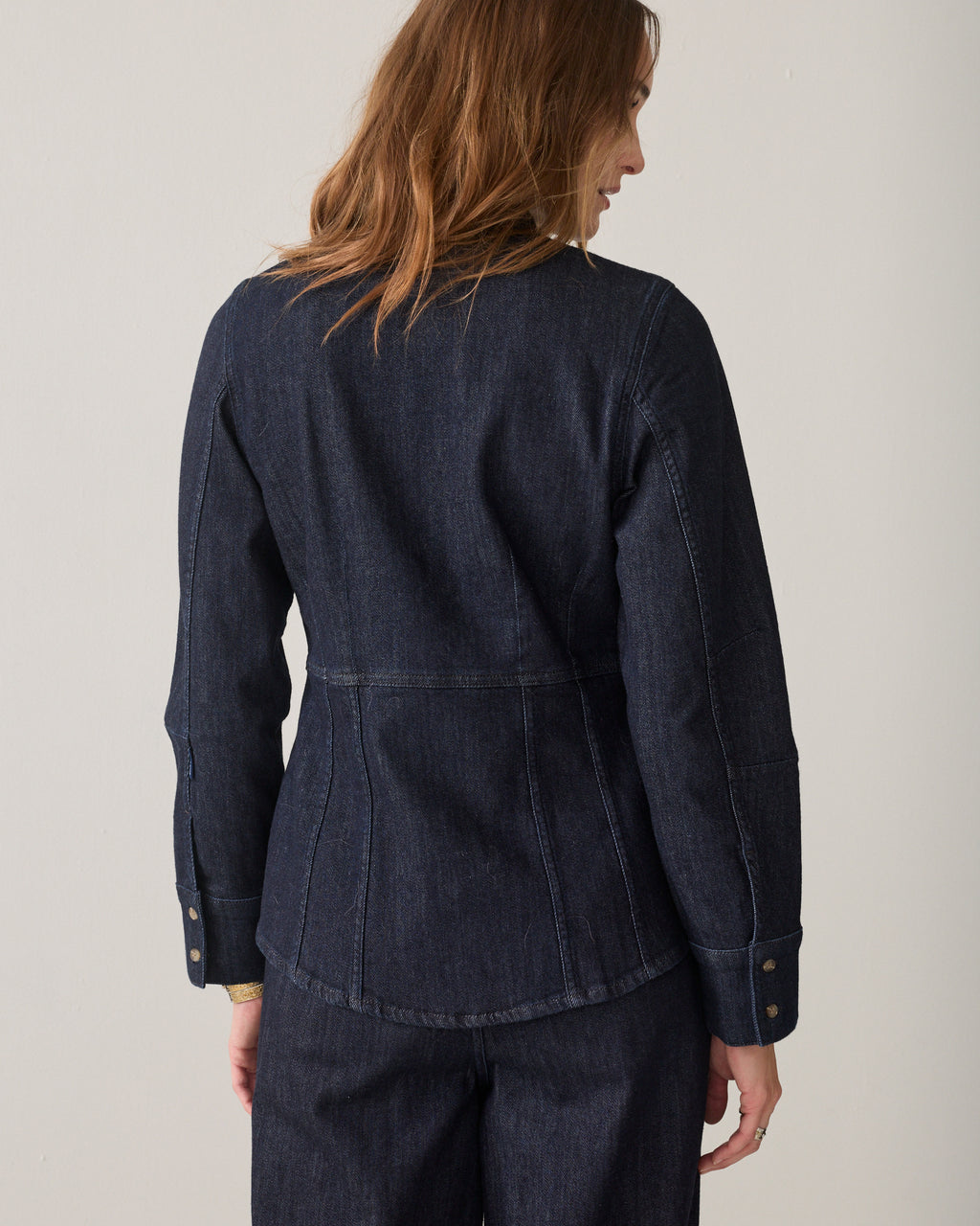 Fitted blouse with a bow