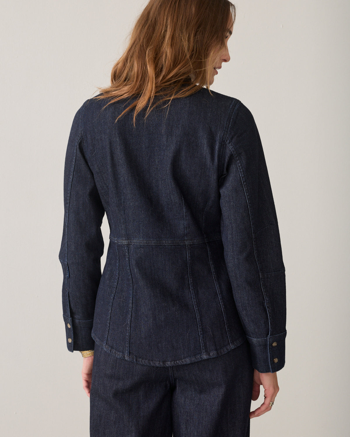 Fitted blouse with a bow