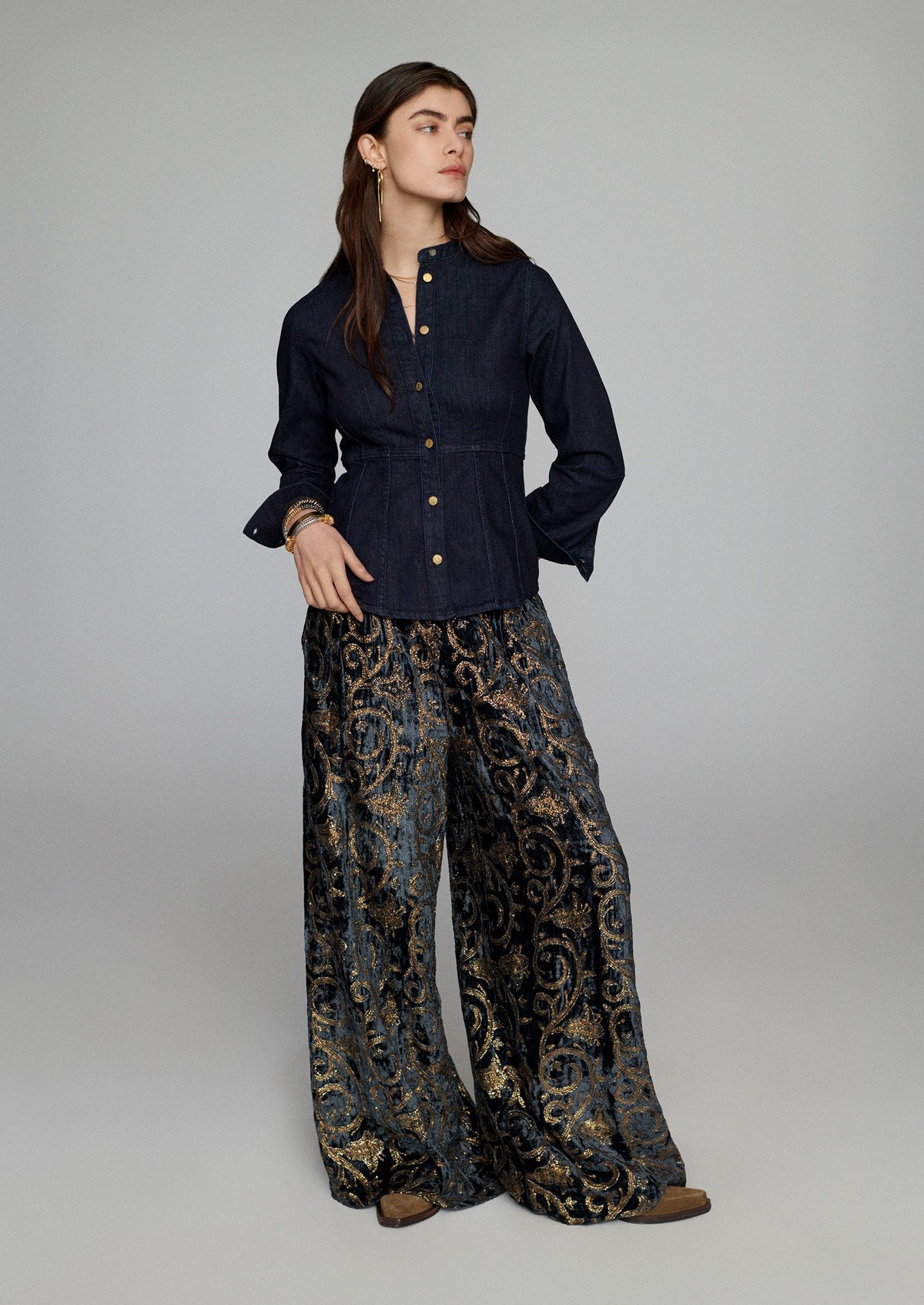 Fitted blouse with a bow