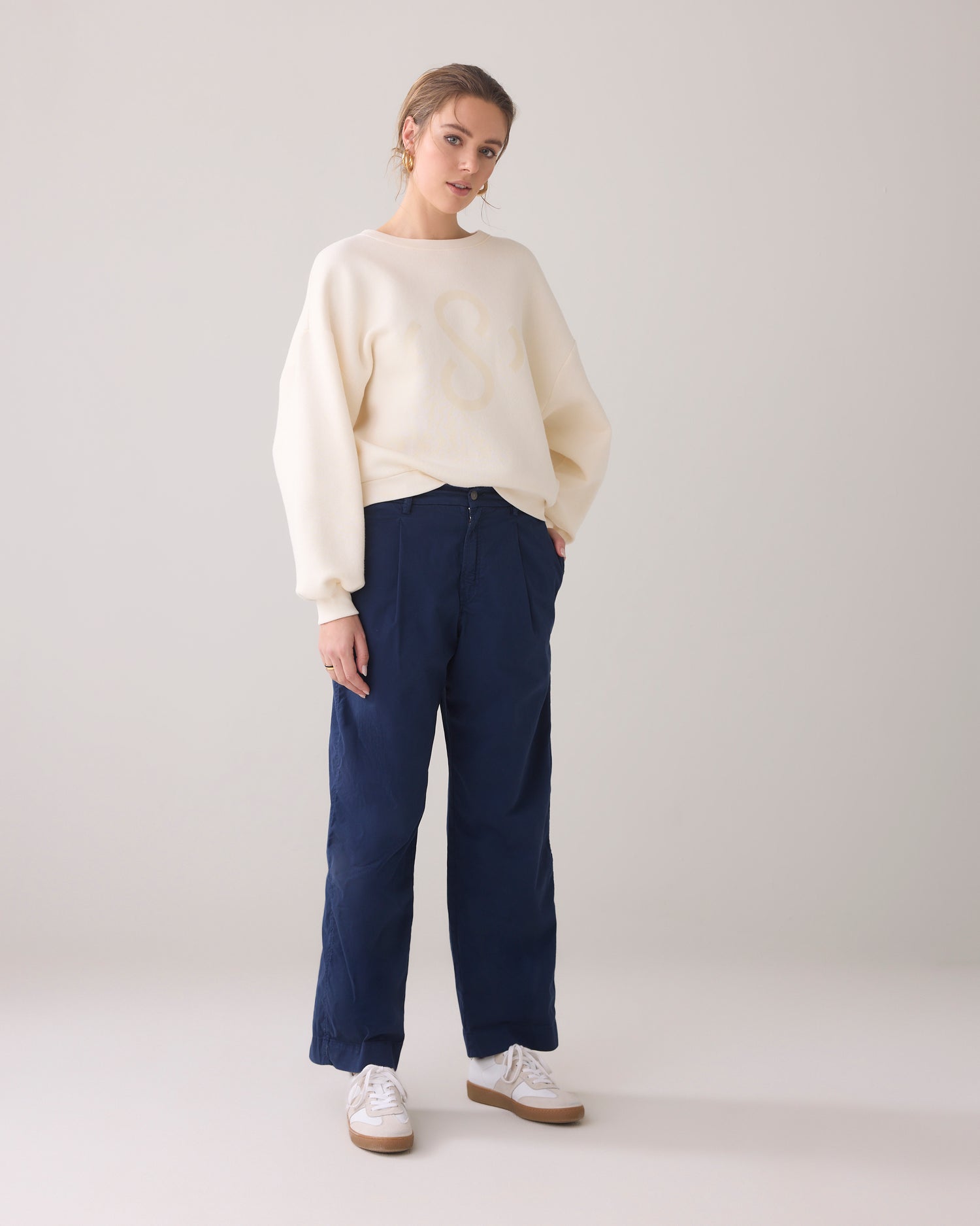 Casual sweater met strass logo