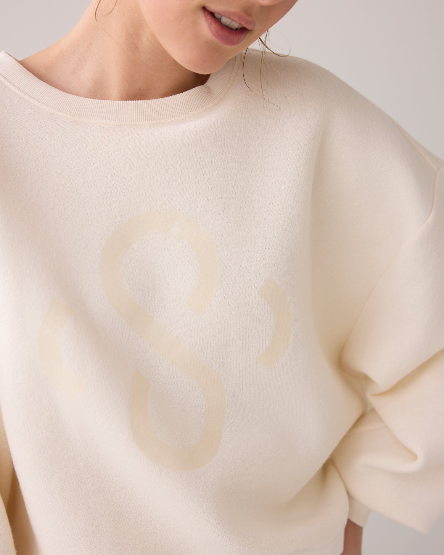 Casual sweater met strass logo