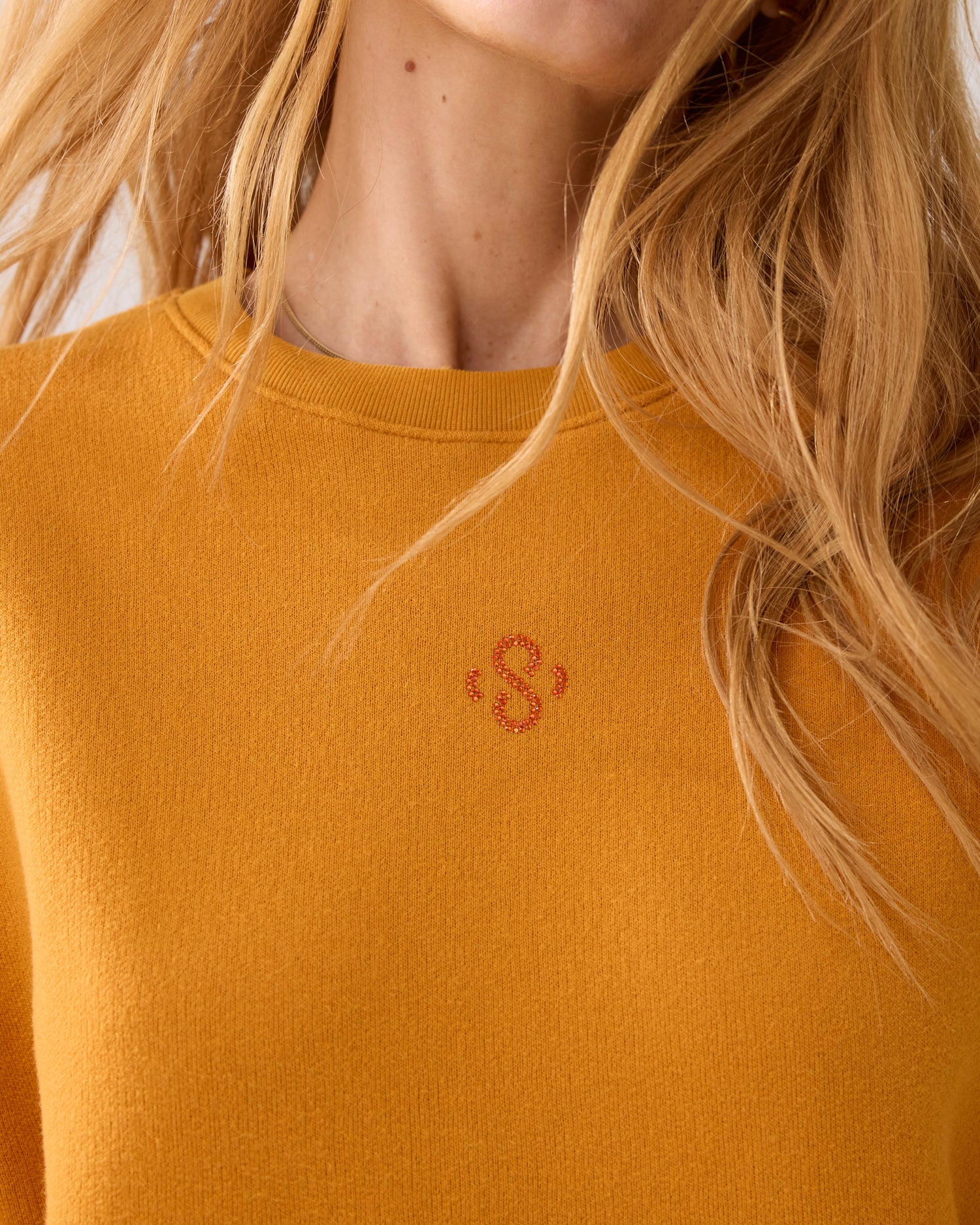 Casual sweater met strass logo