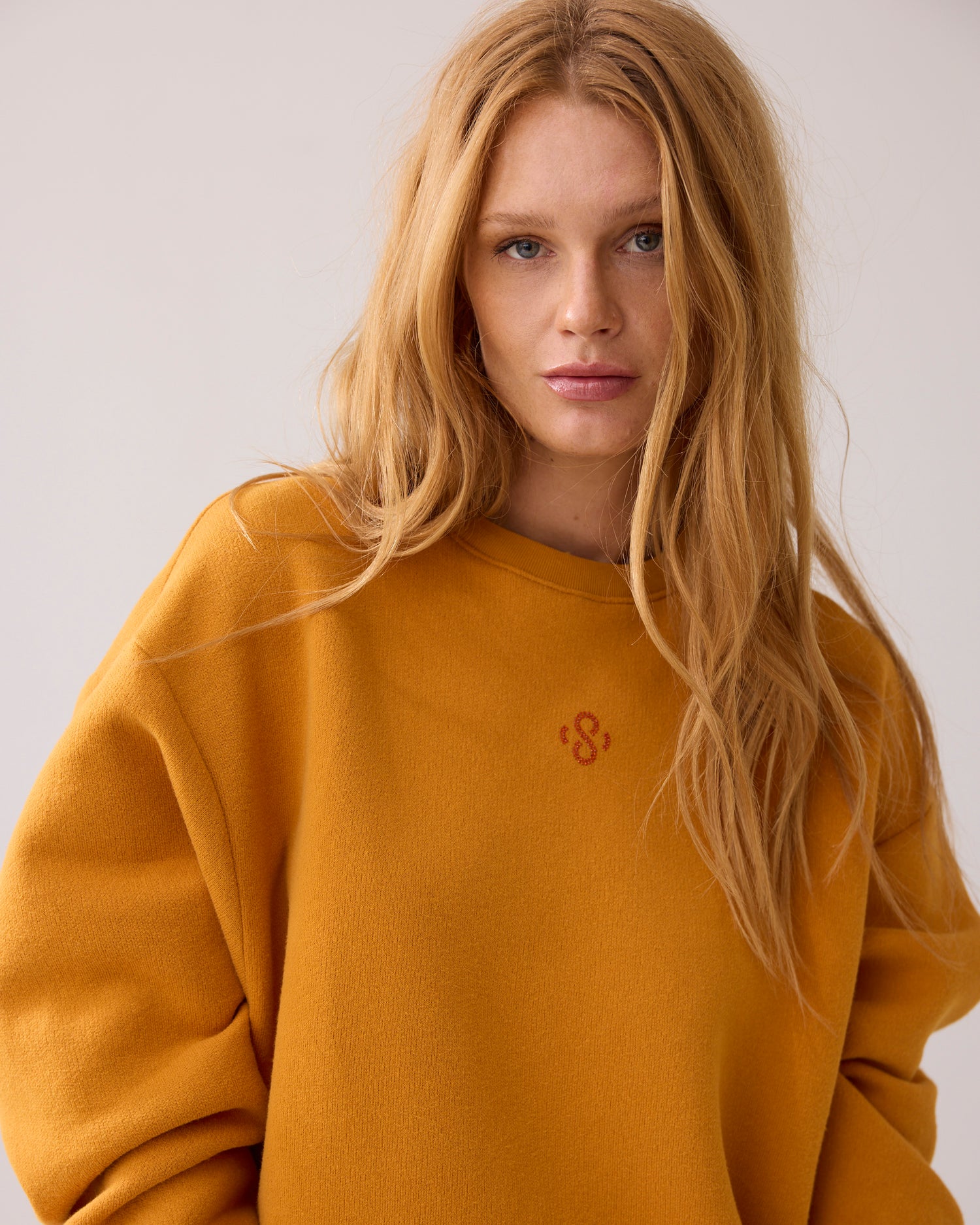 Casual sweater met strass logo