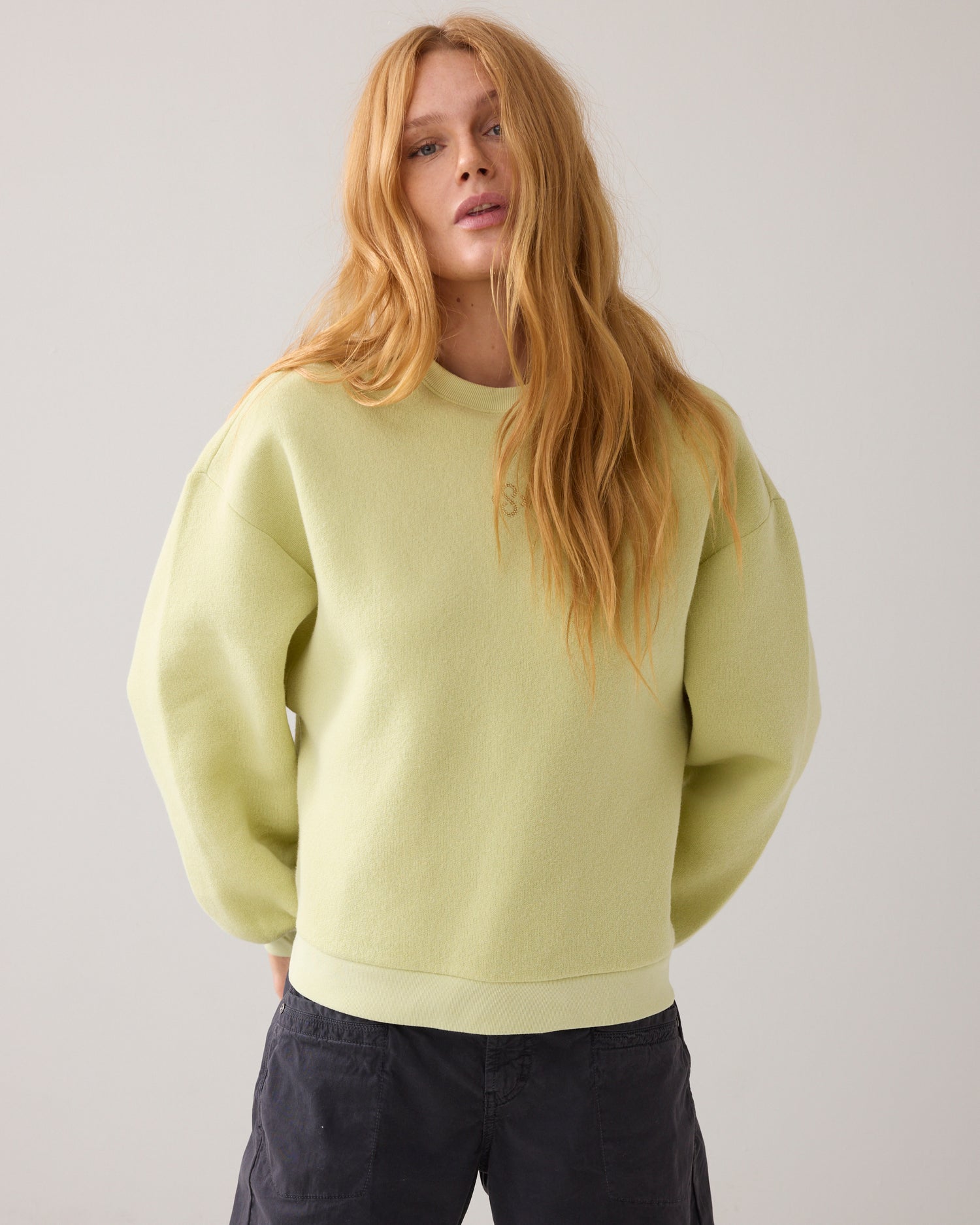 Casual sweater met strass logo