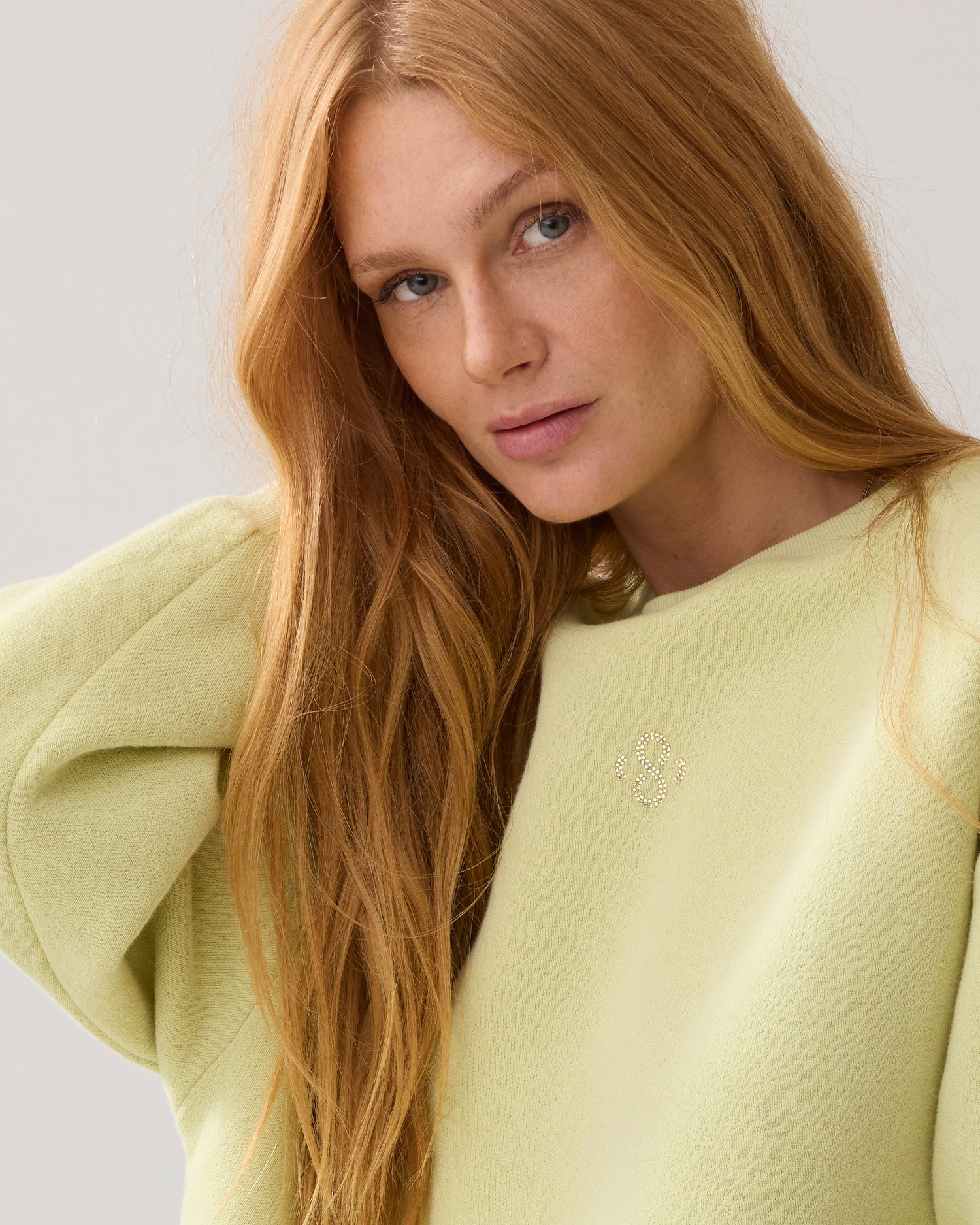 Casual sweater met strass logo