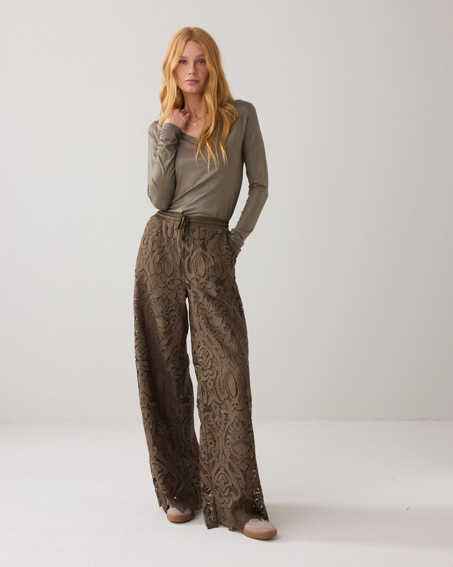 Shiny V-neck long-sleeved top