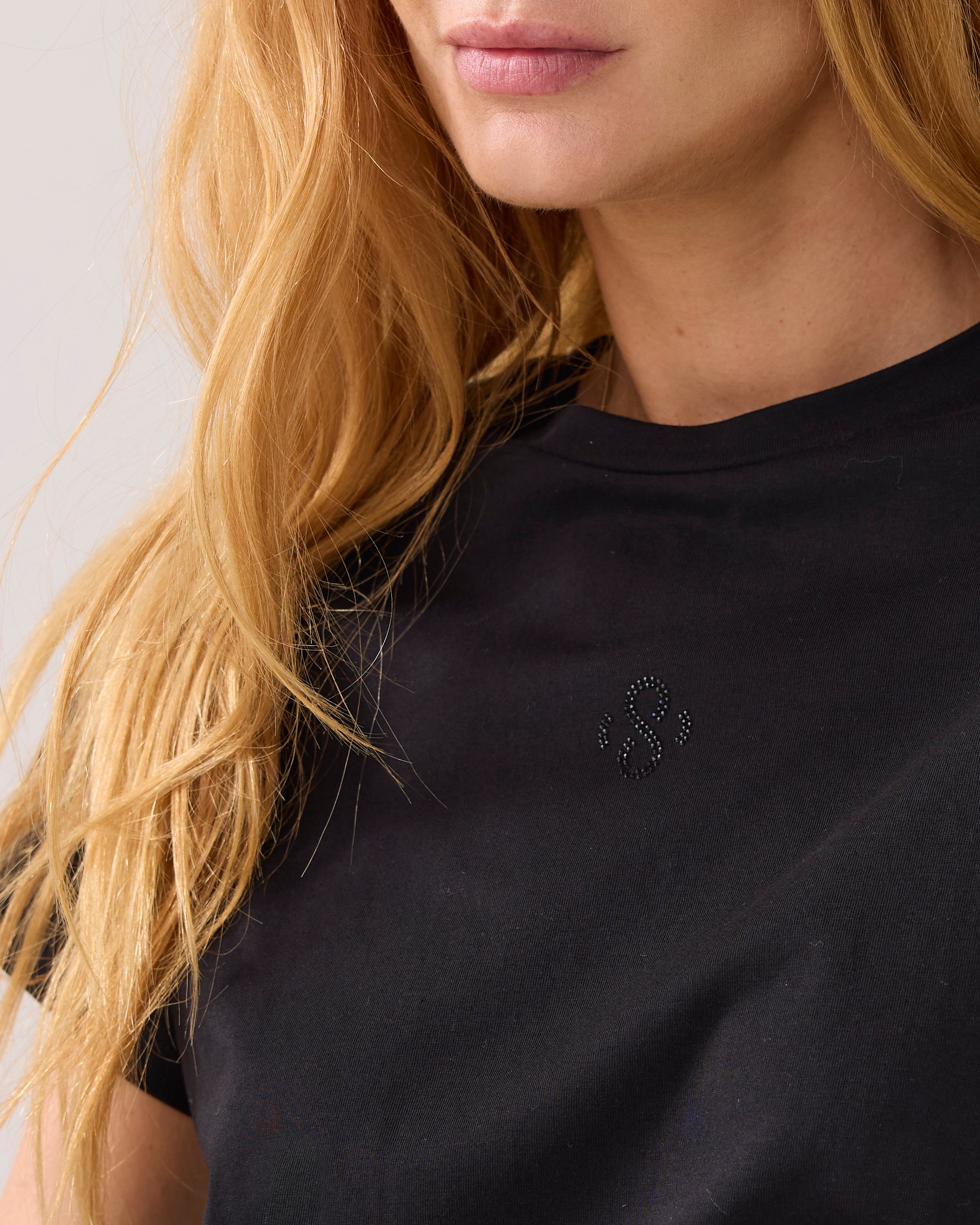 T-shirt met strass logo