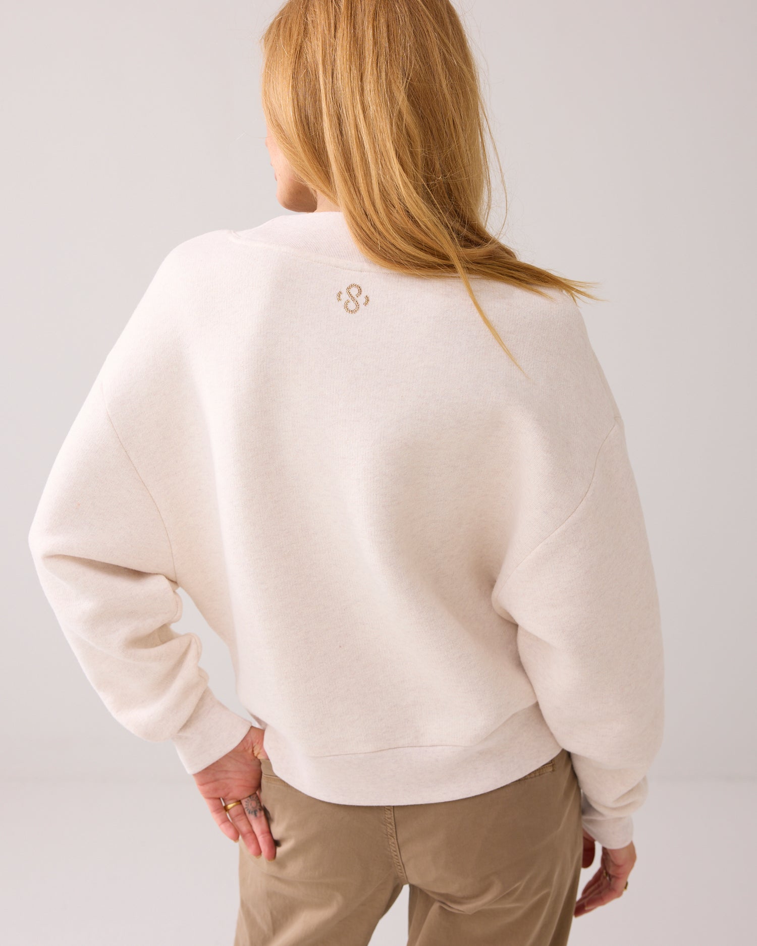 Pullover mit V-Ausschnitt und Logo