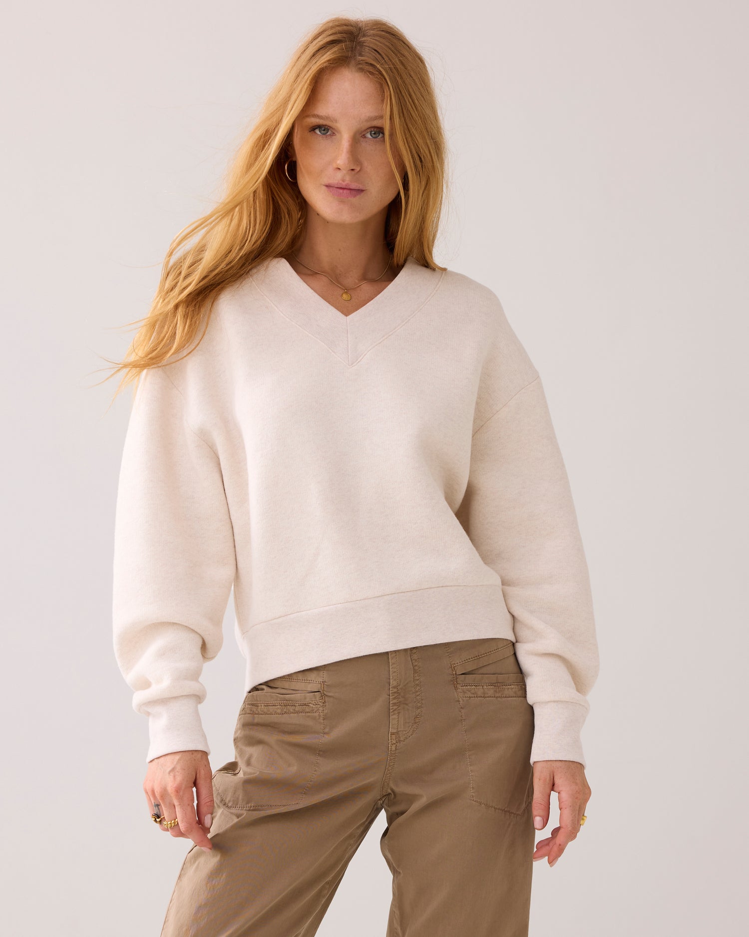 Pullover mit V-Ausschnitt und Logo