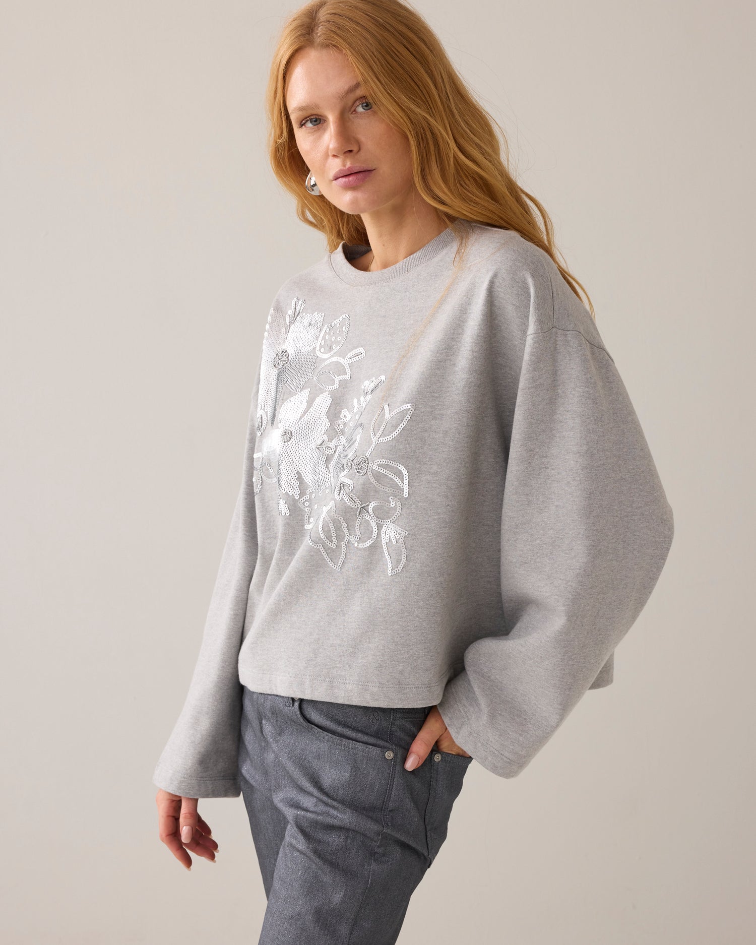 Oversized jumper with embroidery