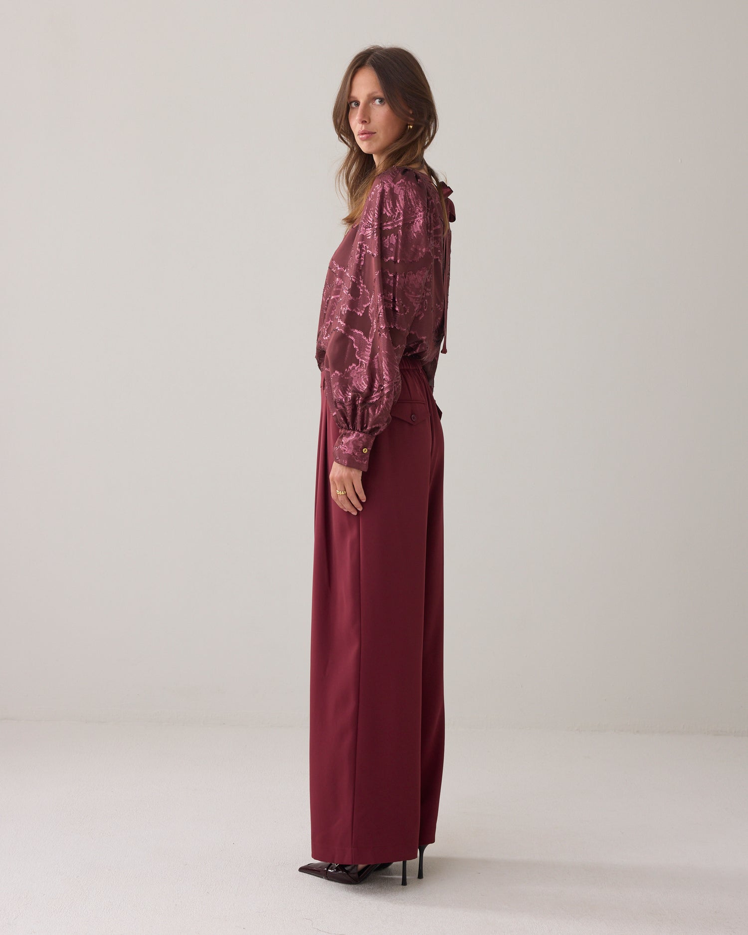 Loose-fitting trousers