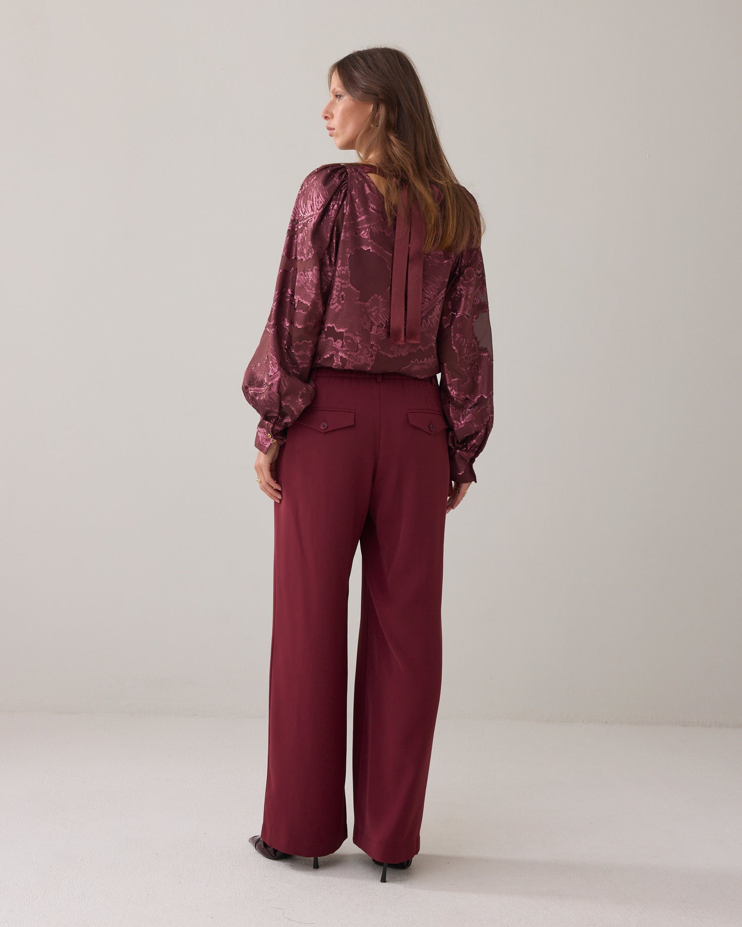Loose-fitting trousers