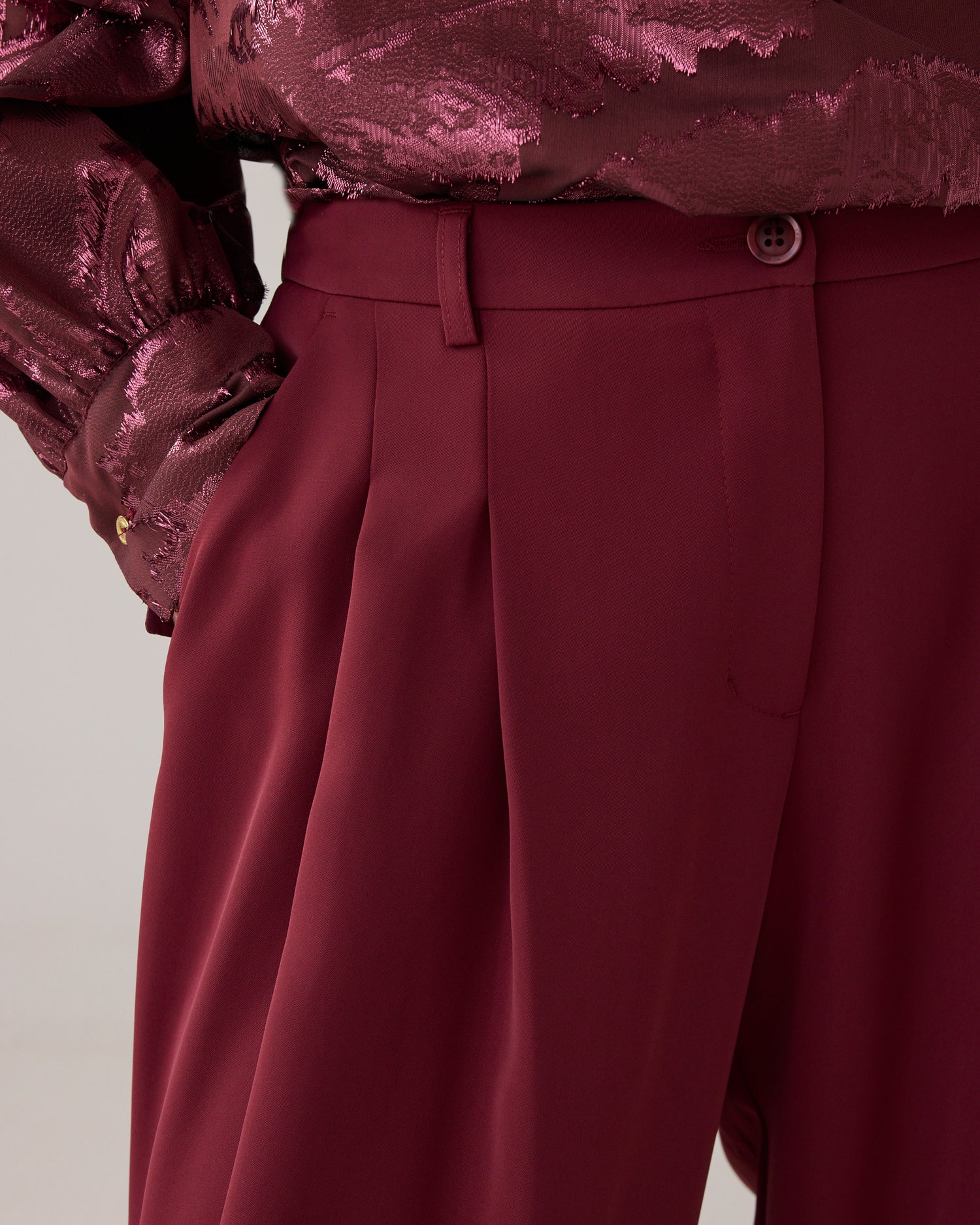 Loose-fitting trousers