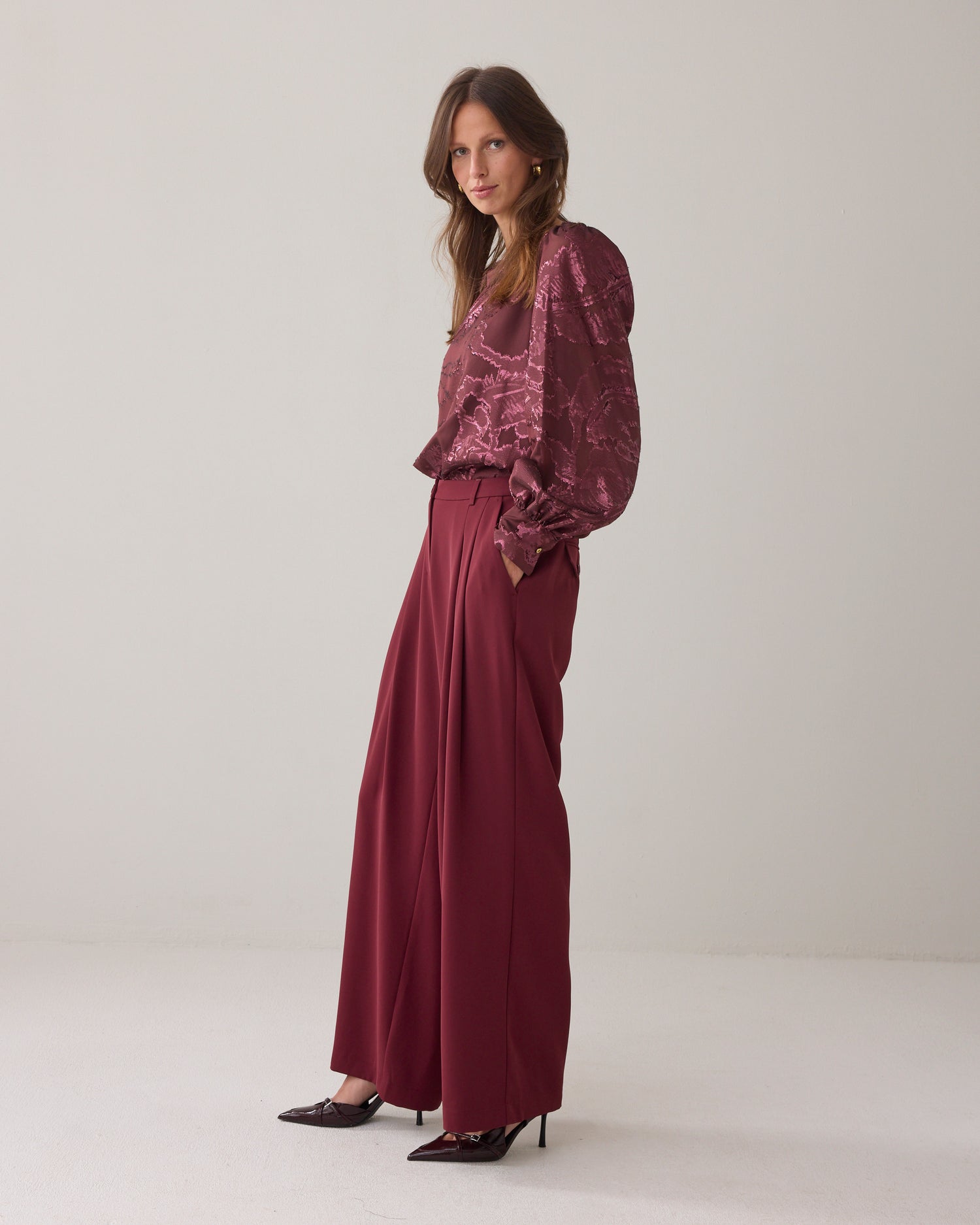 Loose-fitting trousers