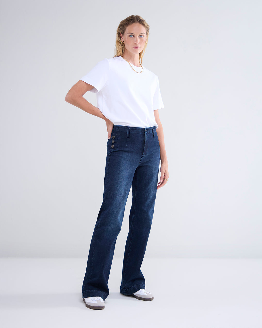 Flared jeans met knoopdetails