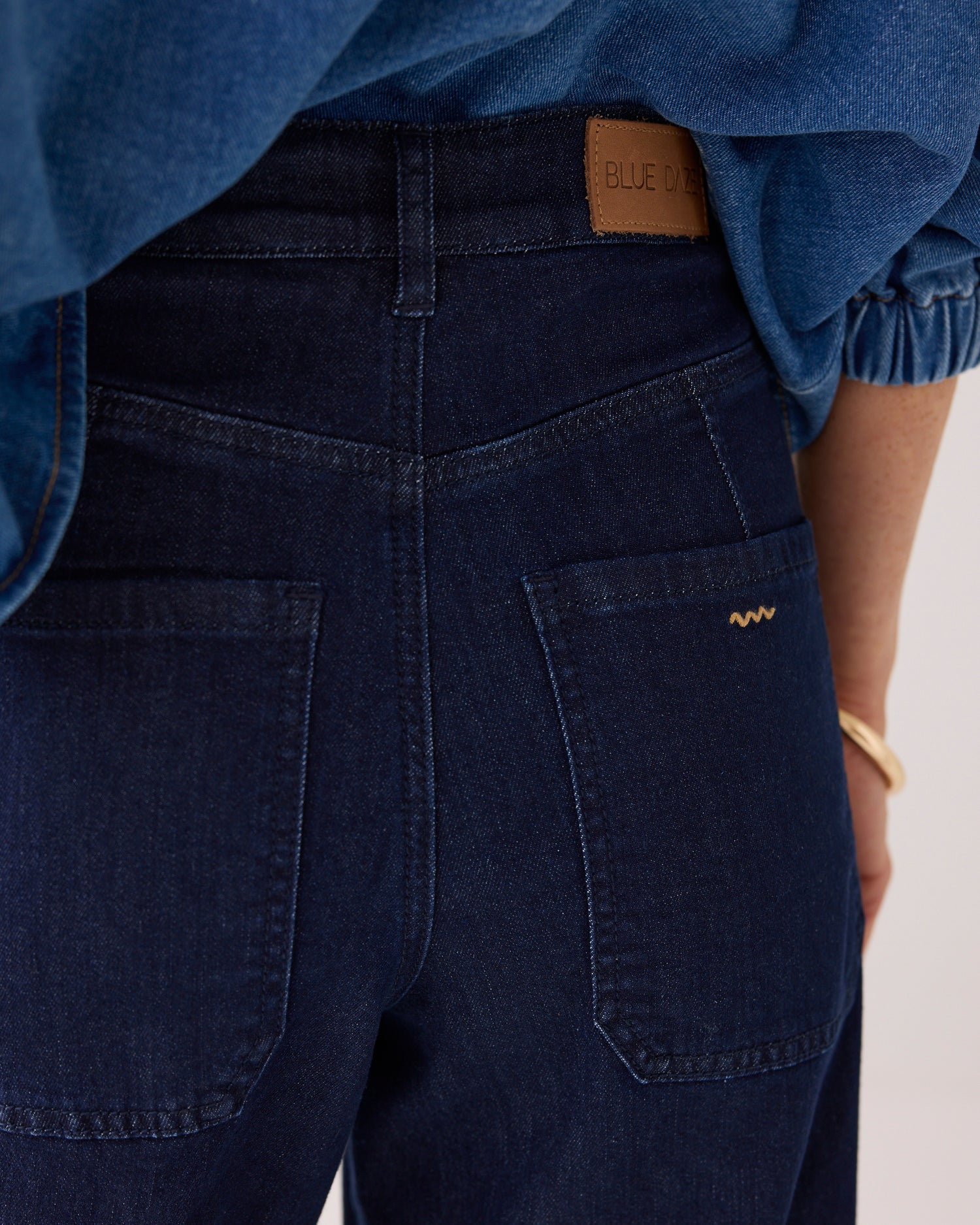 Loose tapered jeans
