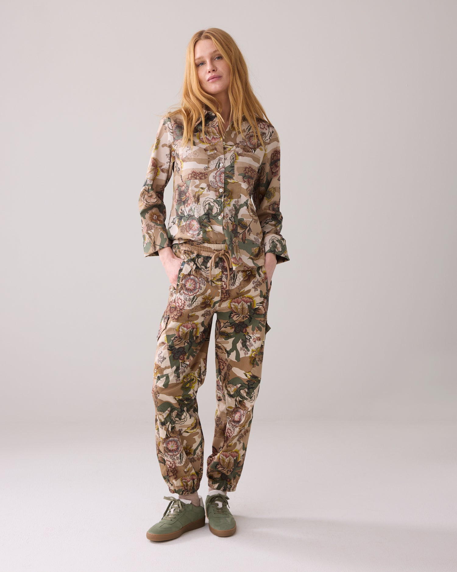 Broek met camouflage en bloemen