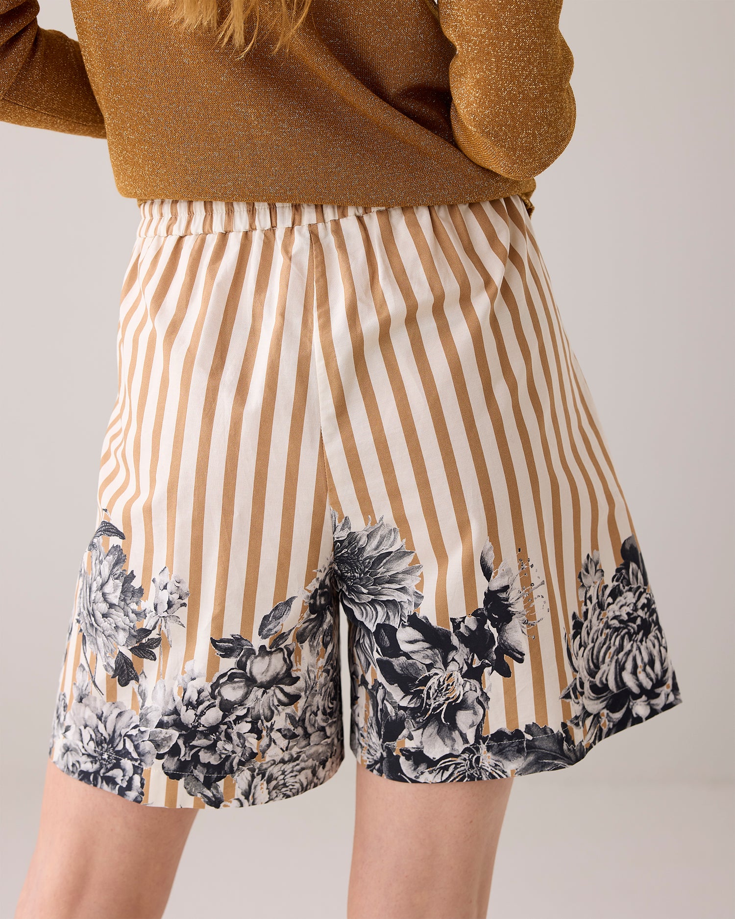 Baggy Shorts Blumendetails