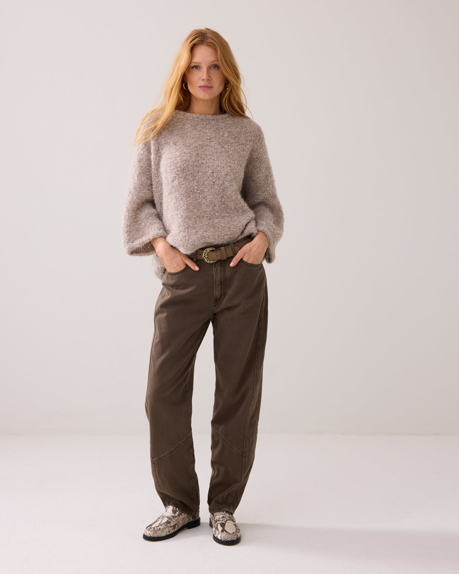 Coloured barrel-fit jeans