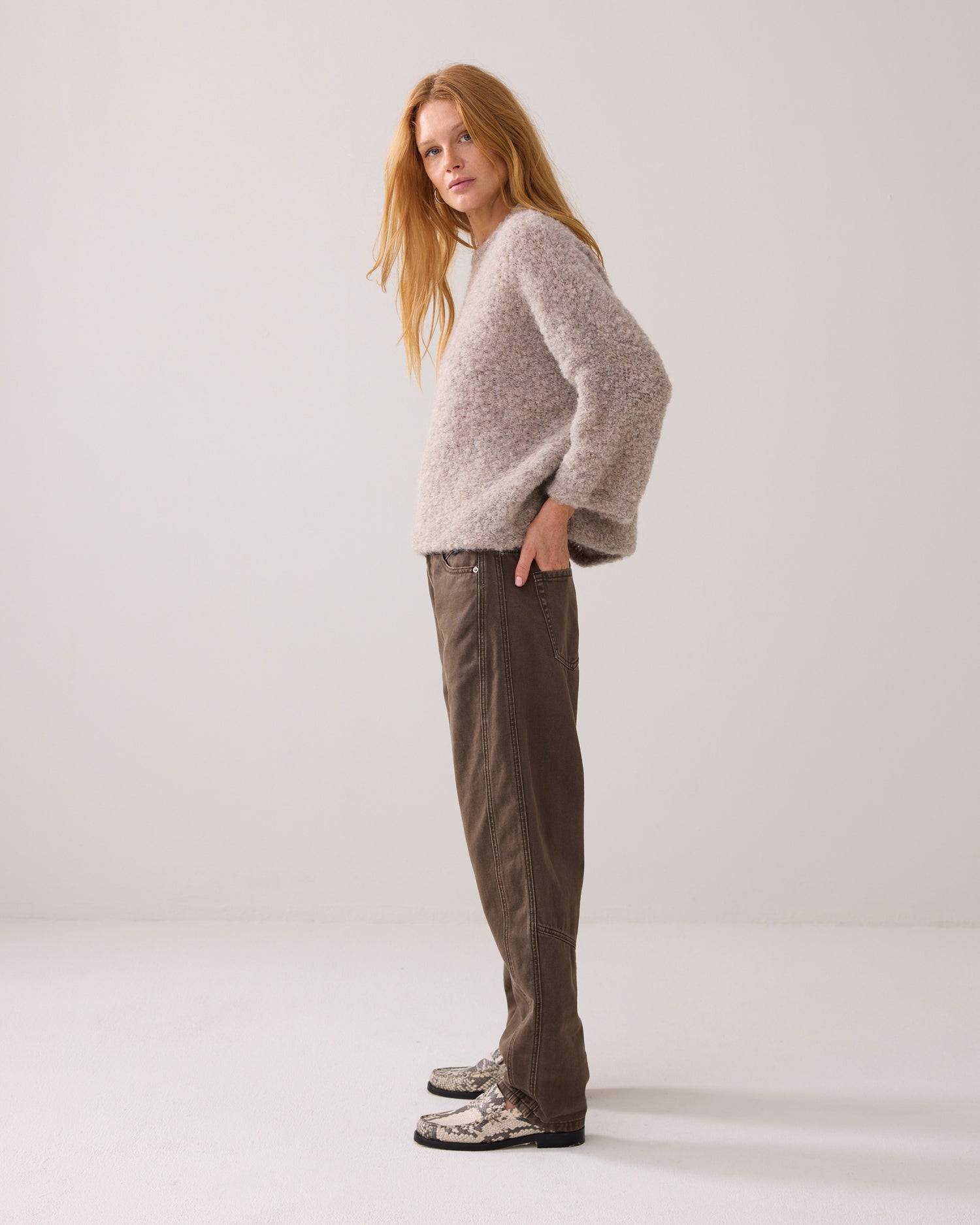Coloured barrel-fit jeans