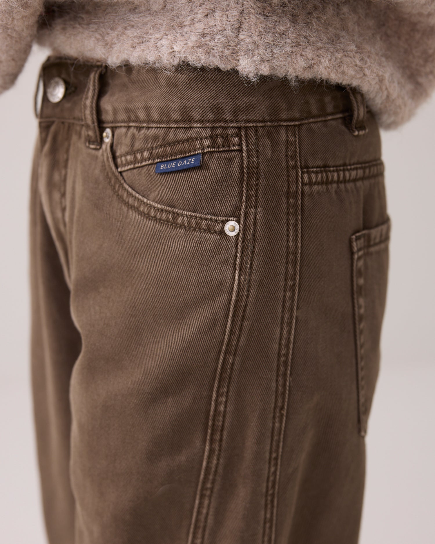 Coloured barrel-fit jeans