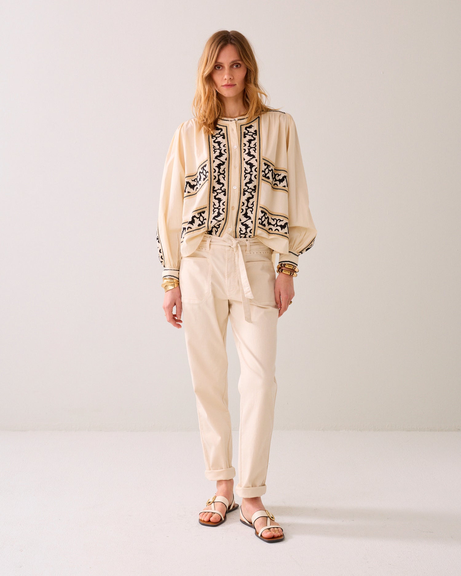 Pantalon de coupe fuselée avec ceinture