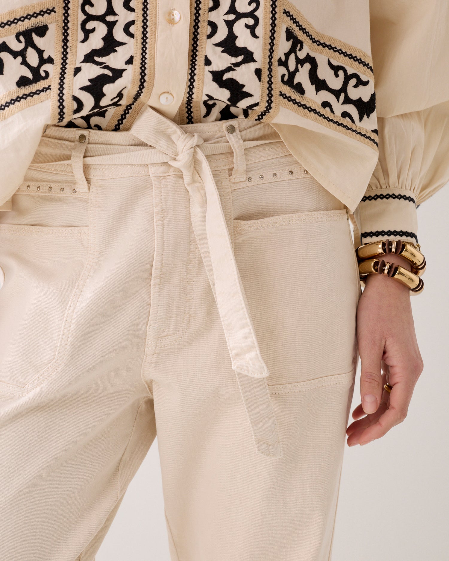 Pantalon de coupe fuselée avec ceinture