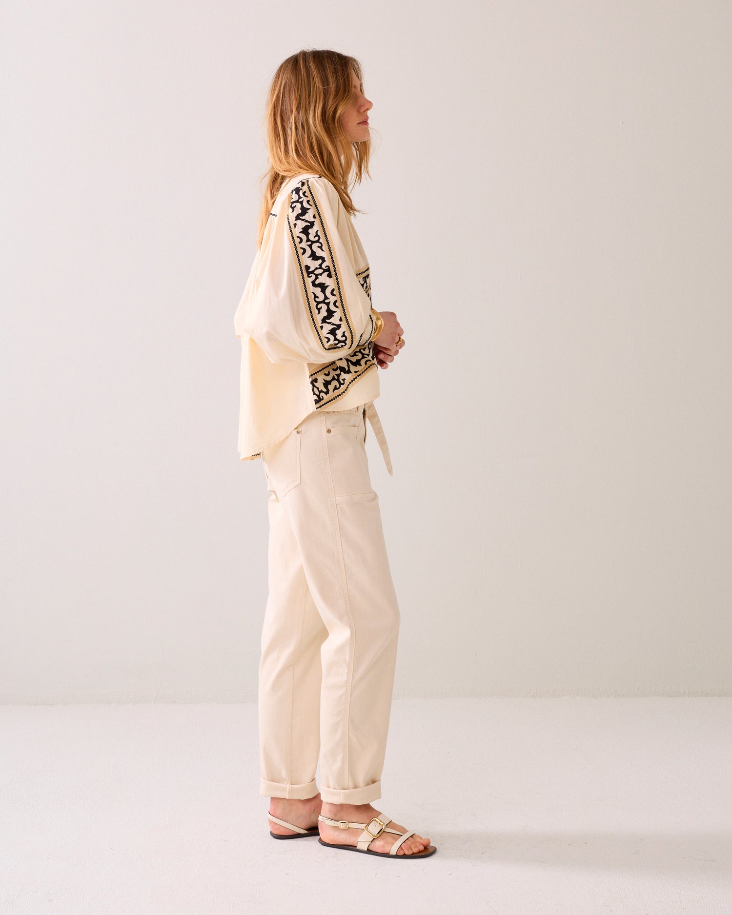 Pantalon de coupe fuselée avec ceinture