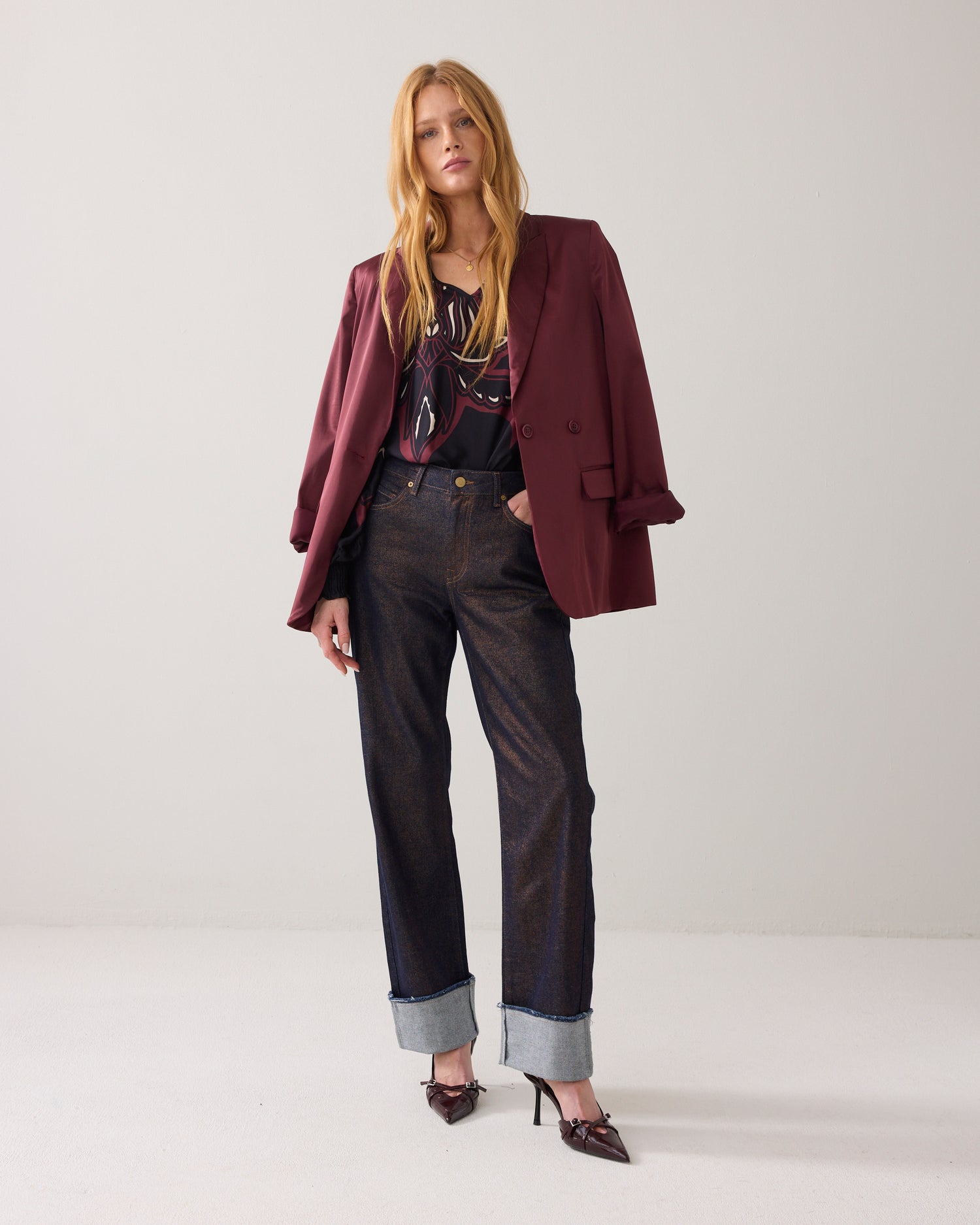 Straight-leg jeans with turn-ups