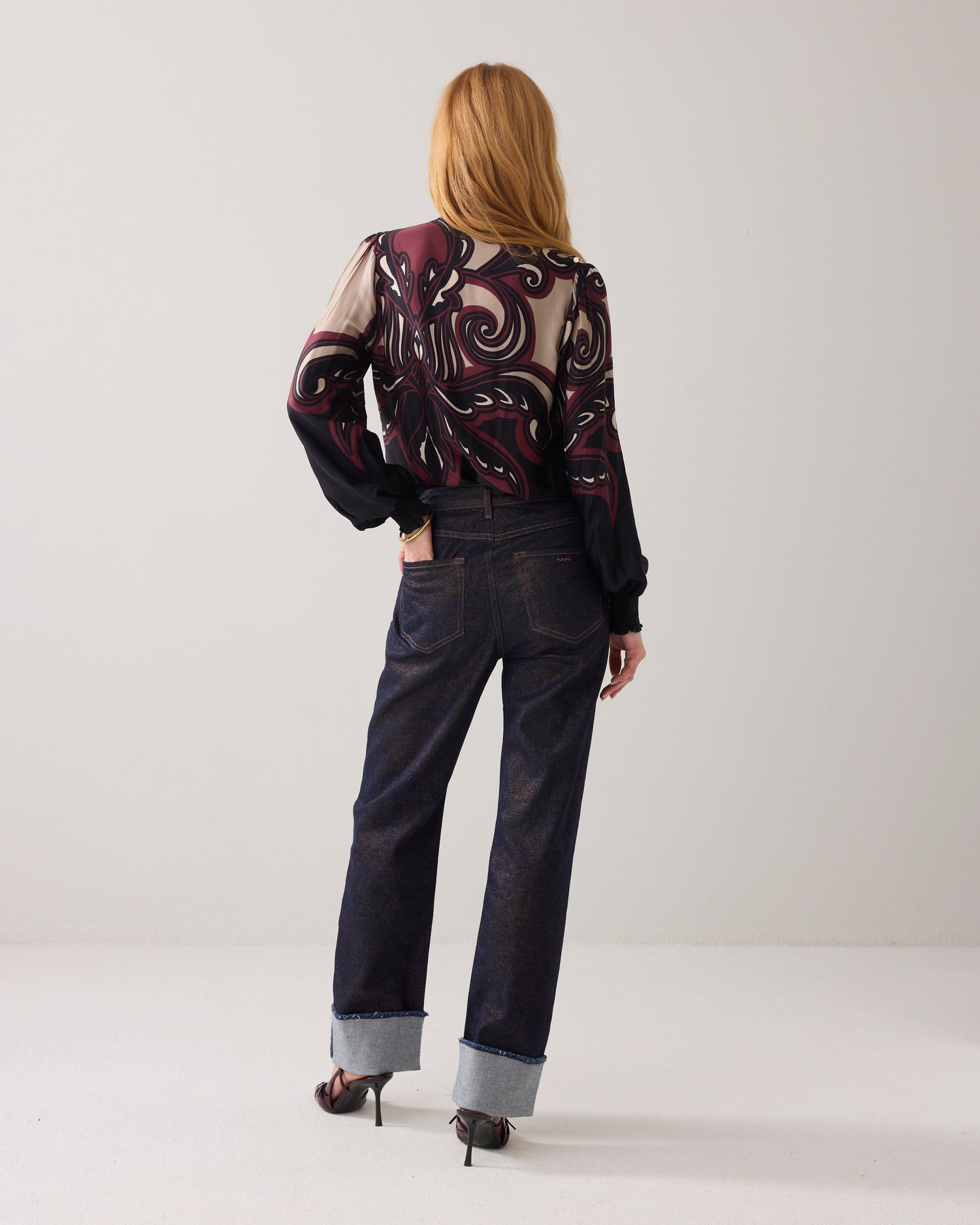 Straight-leg jeans with turn-ups