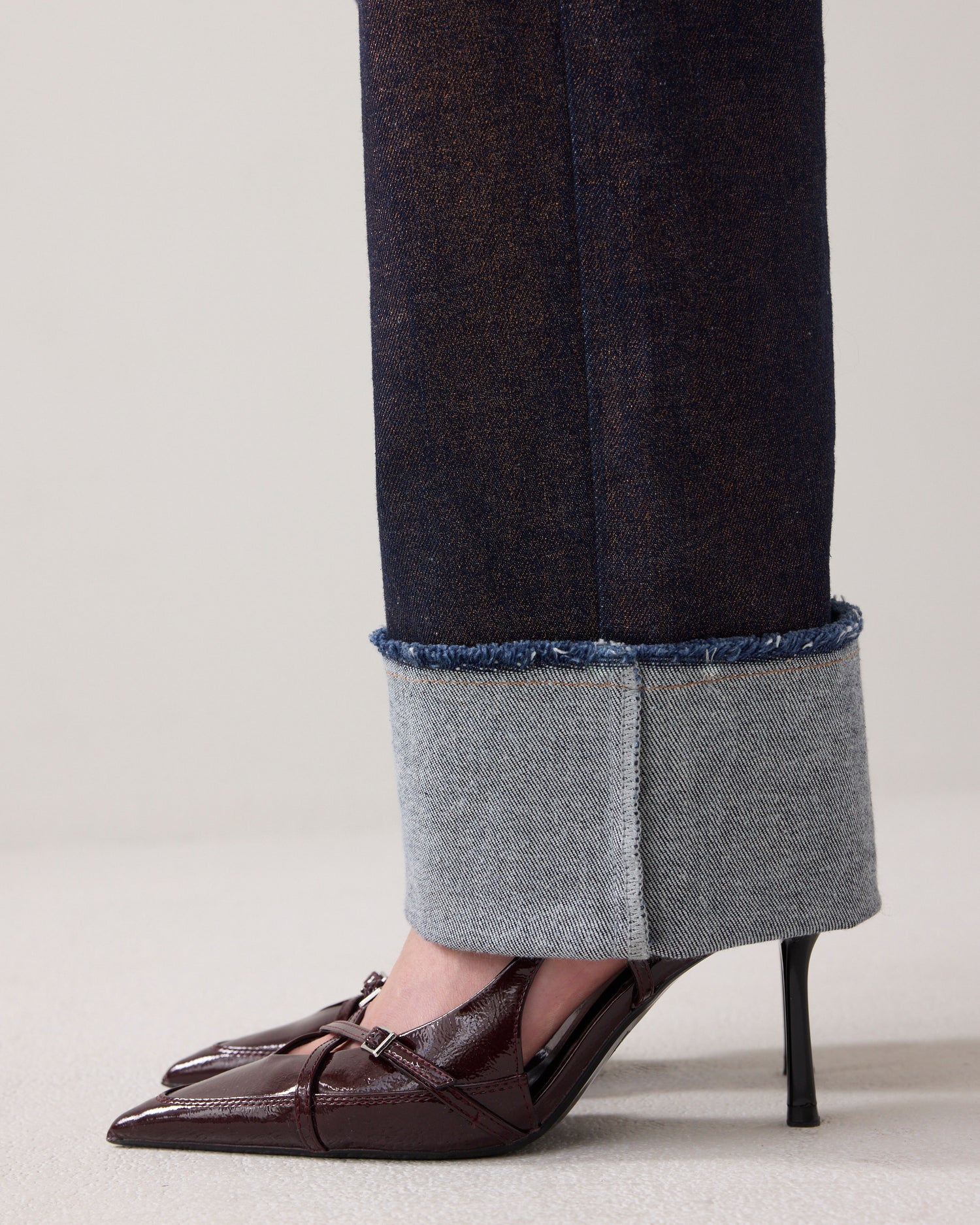 Straight-leg jeans with turn-ups