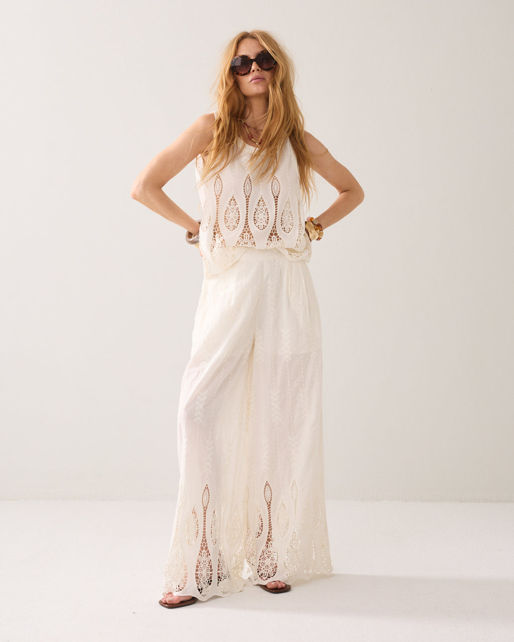 Pantalon large en voile brodé