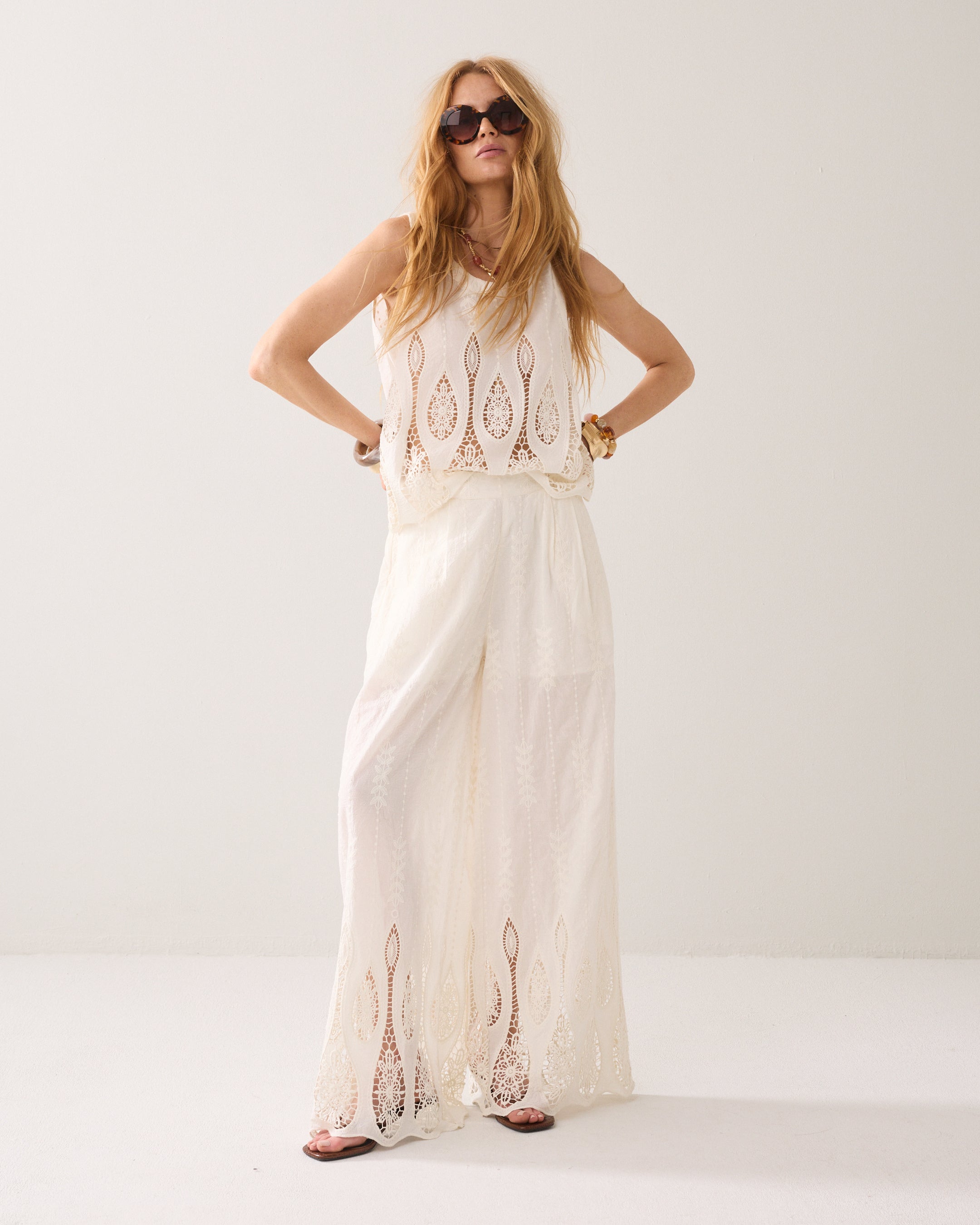 Pantalon large en voile brodé