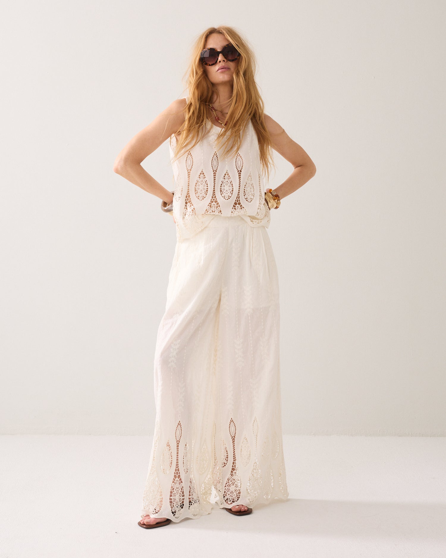 Pantalon large en voile brodé