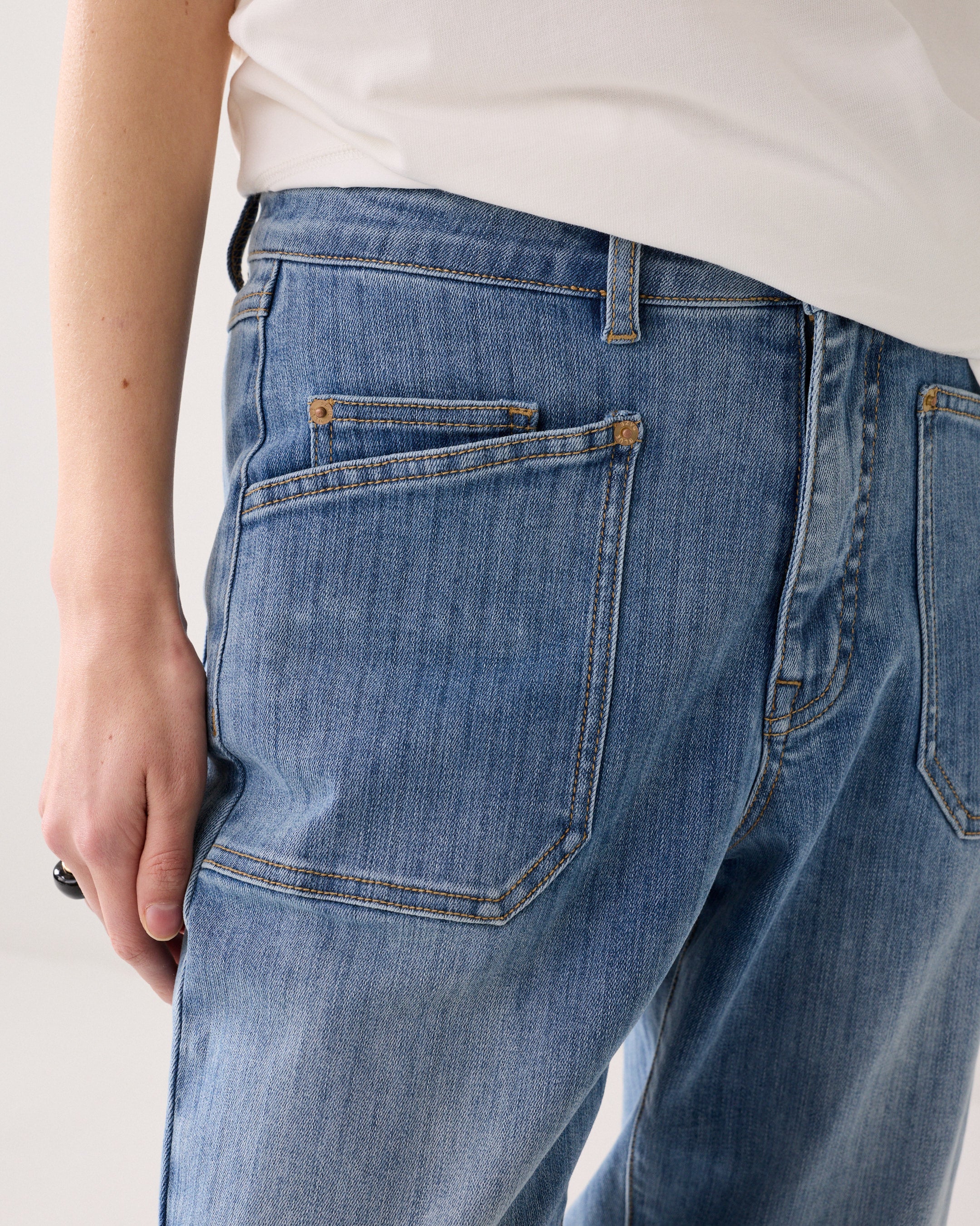 Jeans avec une bande imprimée au laser