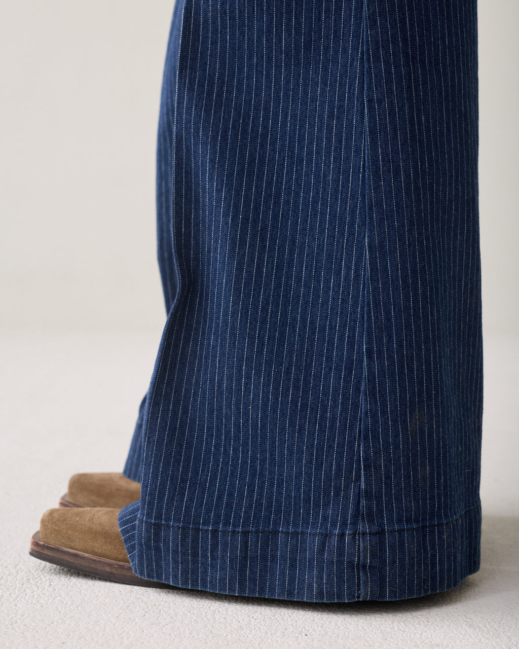 Superflared denim met pinstripe