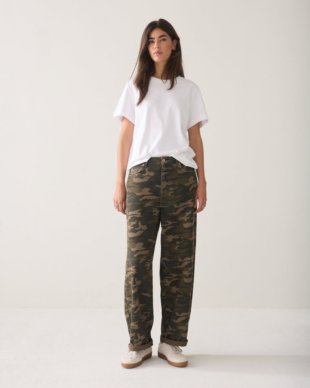 Barrel-fit trousers with camouflage print