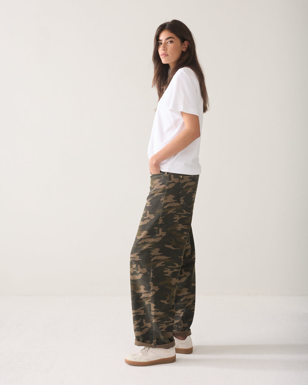 Barrel-fit trousers with camouflage print