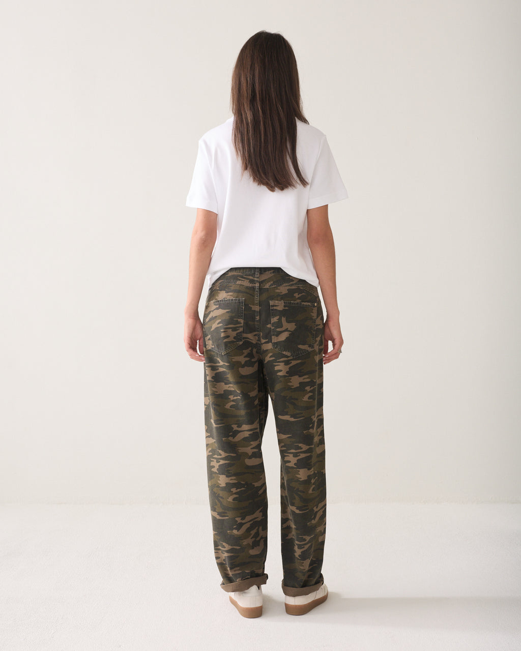 Barrel-fit trousers with camouflage print