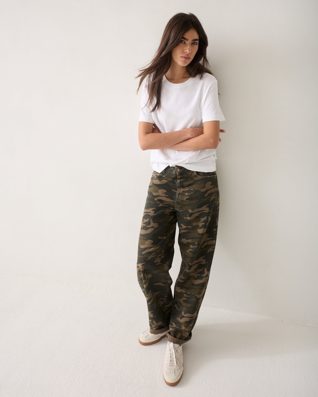 Barrel-fit trousers with camouflage print