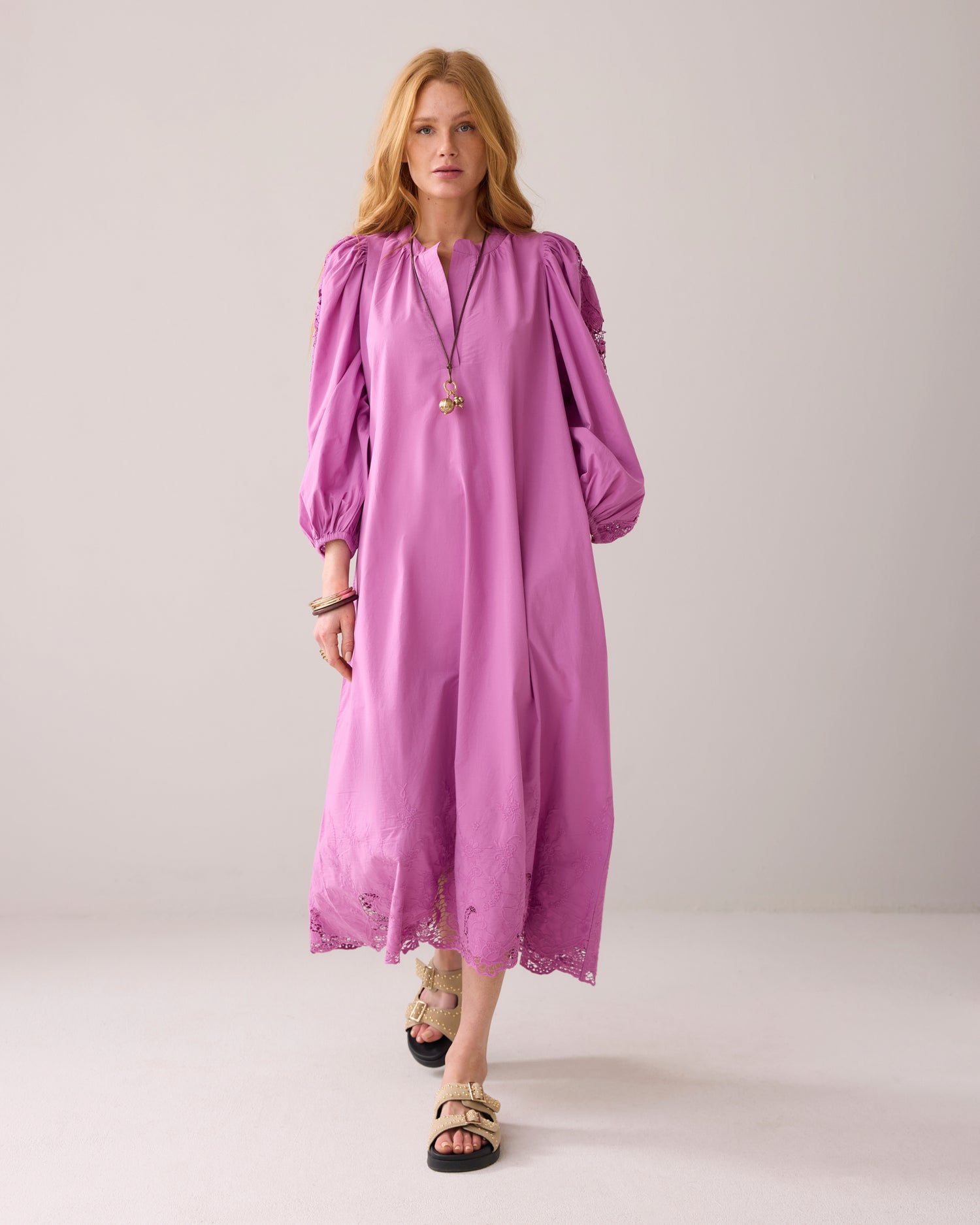 Feminines Kleid mit Stickerei