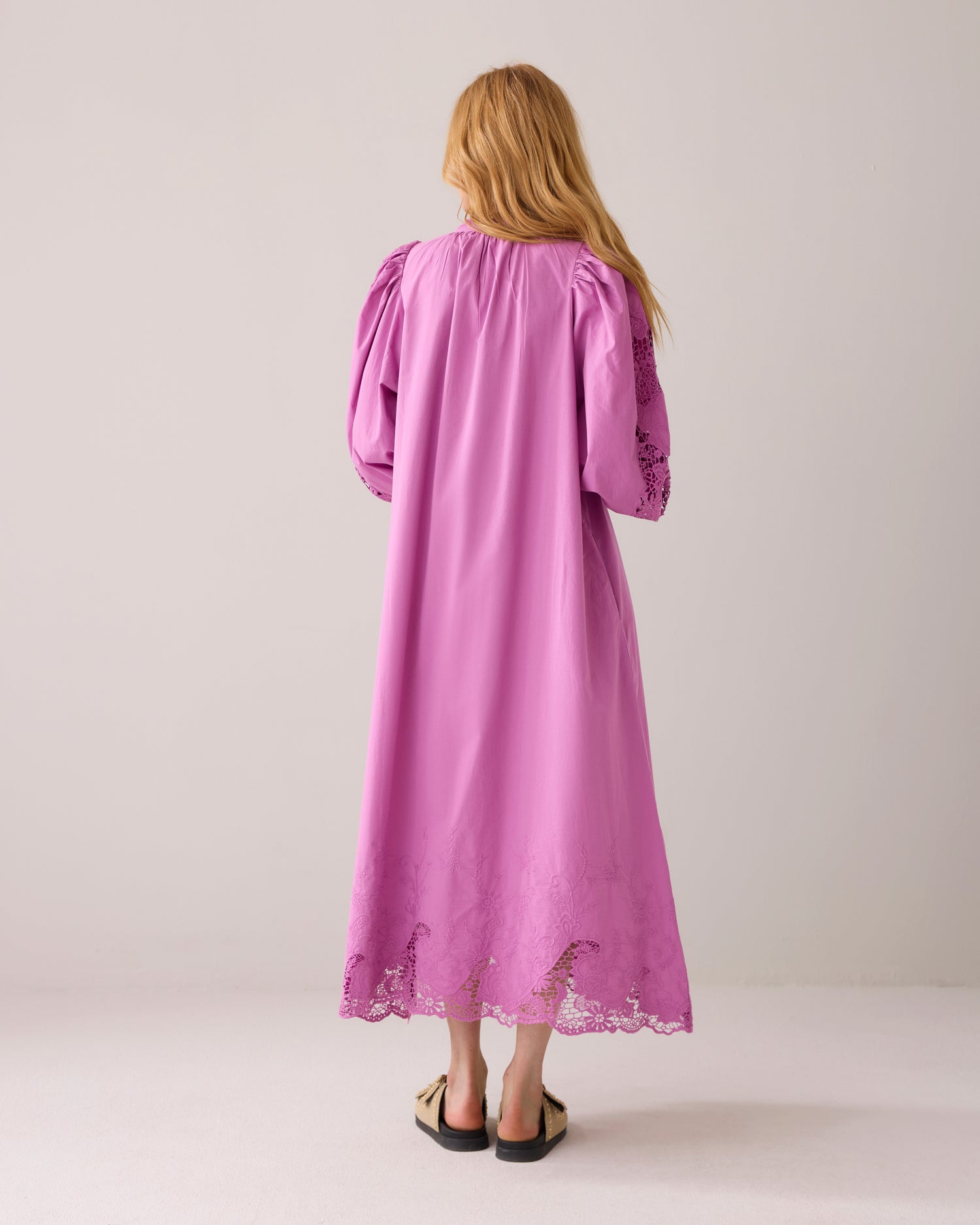 Feminines Kleid mit Stickerei