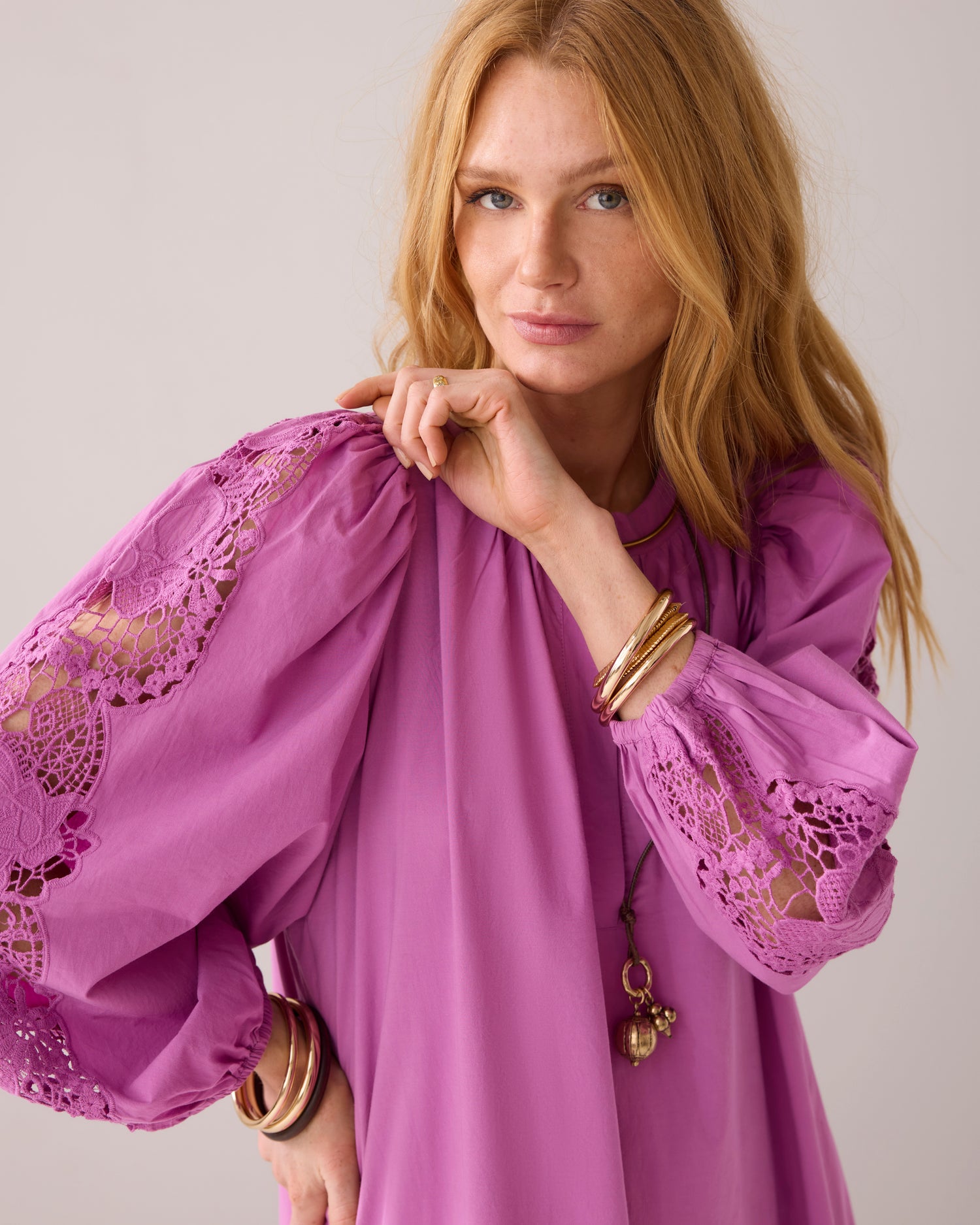 Feminines Kleid mit Stickerei